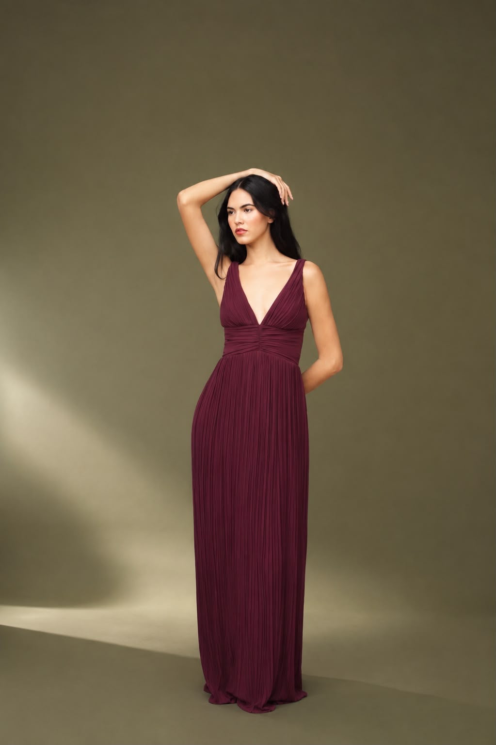 Vestido largo con caída fluida y silueta femenina.