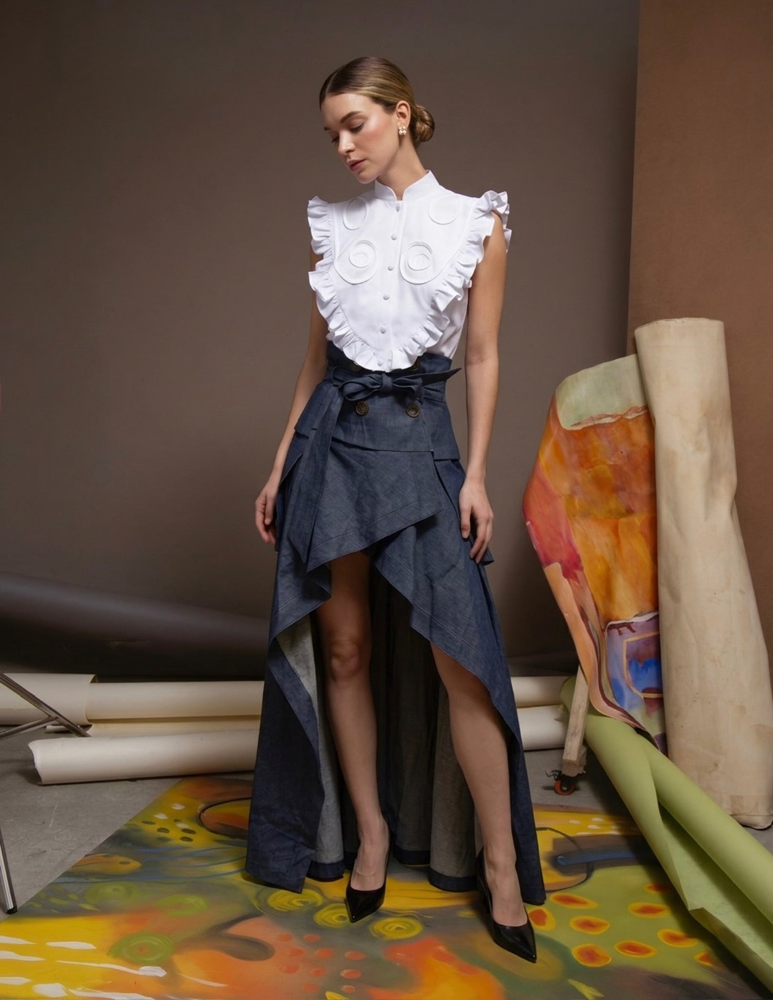     Soler Falda denim asimétrica larga atrás y corta adelante con cinturón look completo