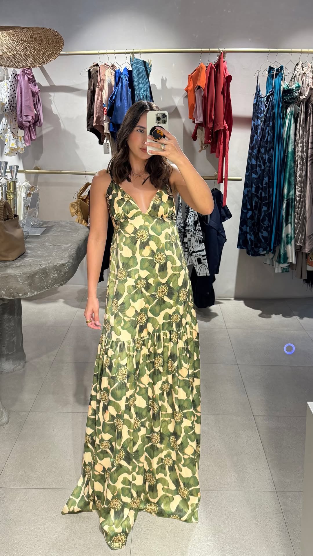 Vestido Marjorie verde con estampado orgánico, tirantes finos y falda larga de silueta fluida.