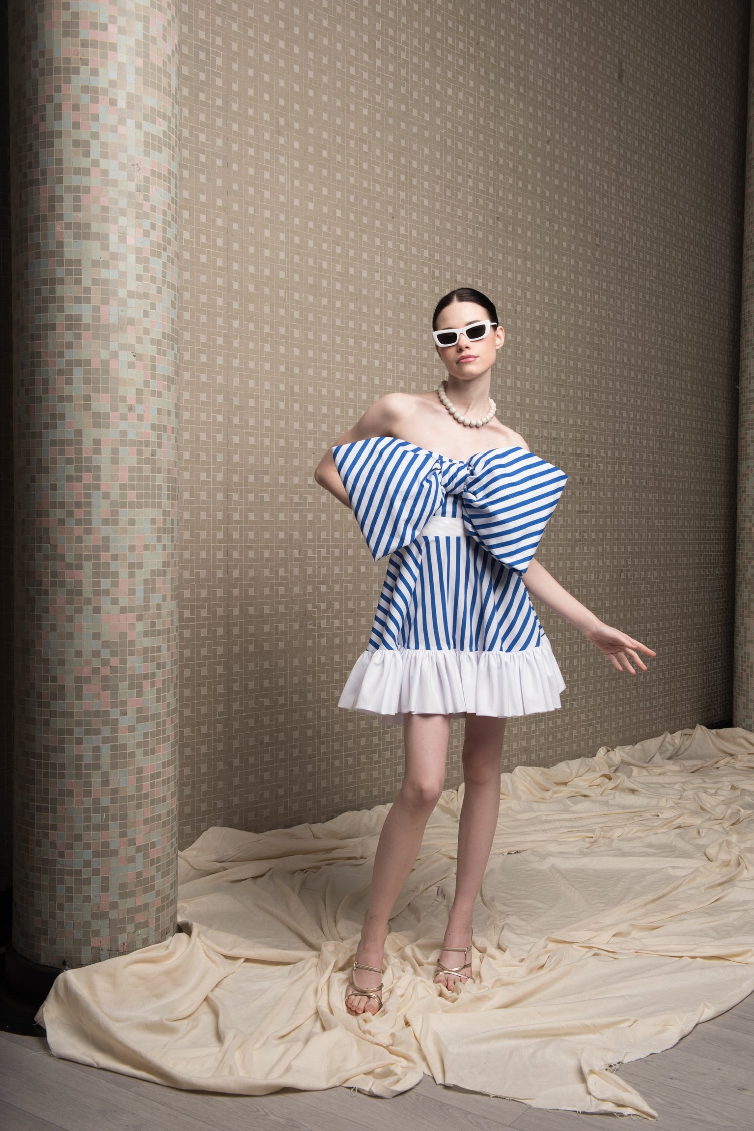 Vestido corto de algodón con rayas verticales y falda con volante