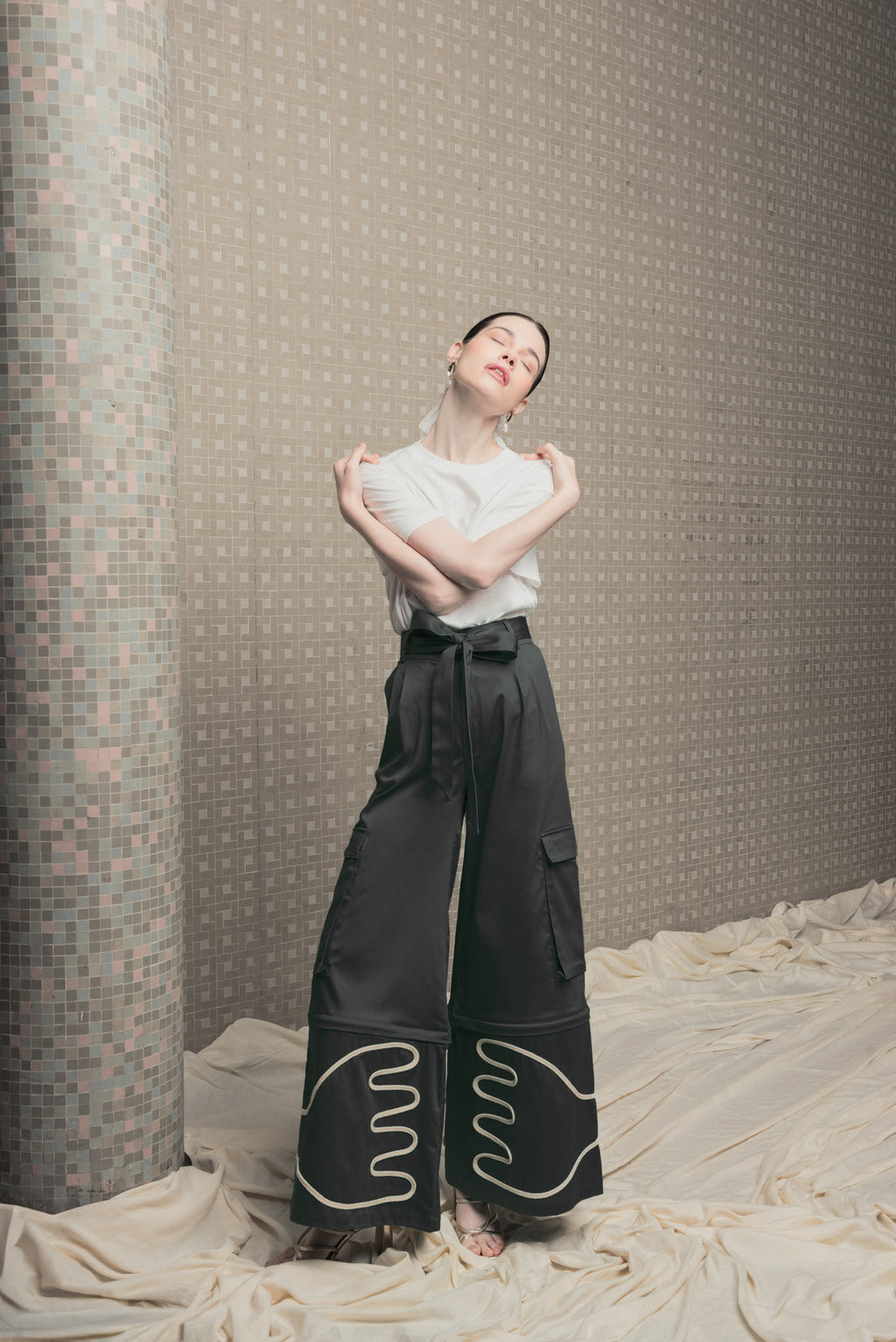 Leona Pant verde de tiro alto con bota amplia y bordados en contraste.