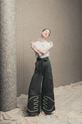 Leona Pant verde de tiro alto con bota amplia y bordados en contraste.