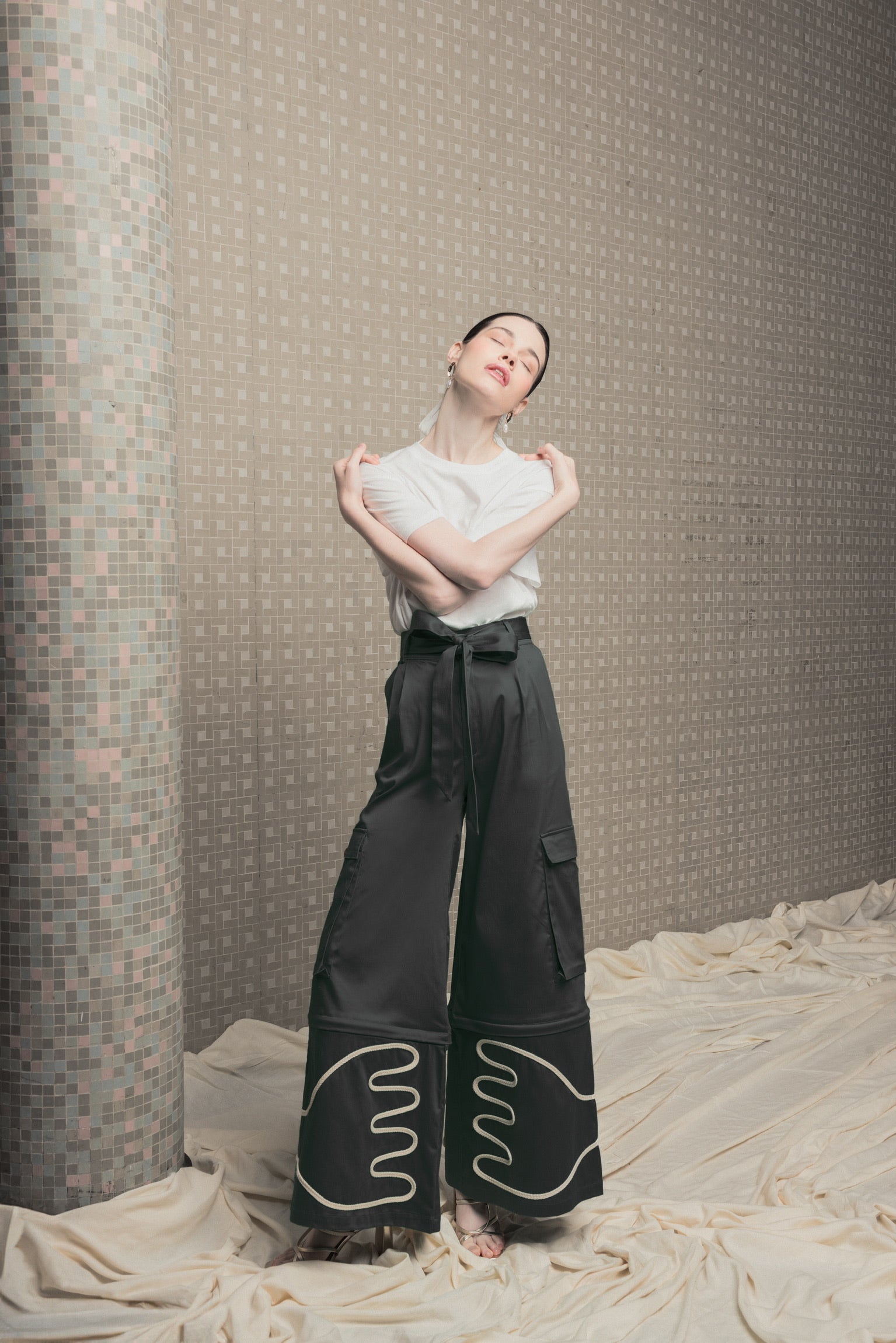Leona Pant verde de tiro alto con bota amplia y bordados en contraste.