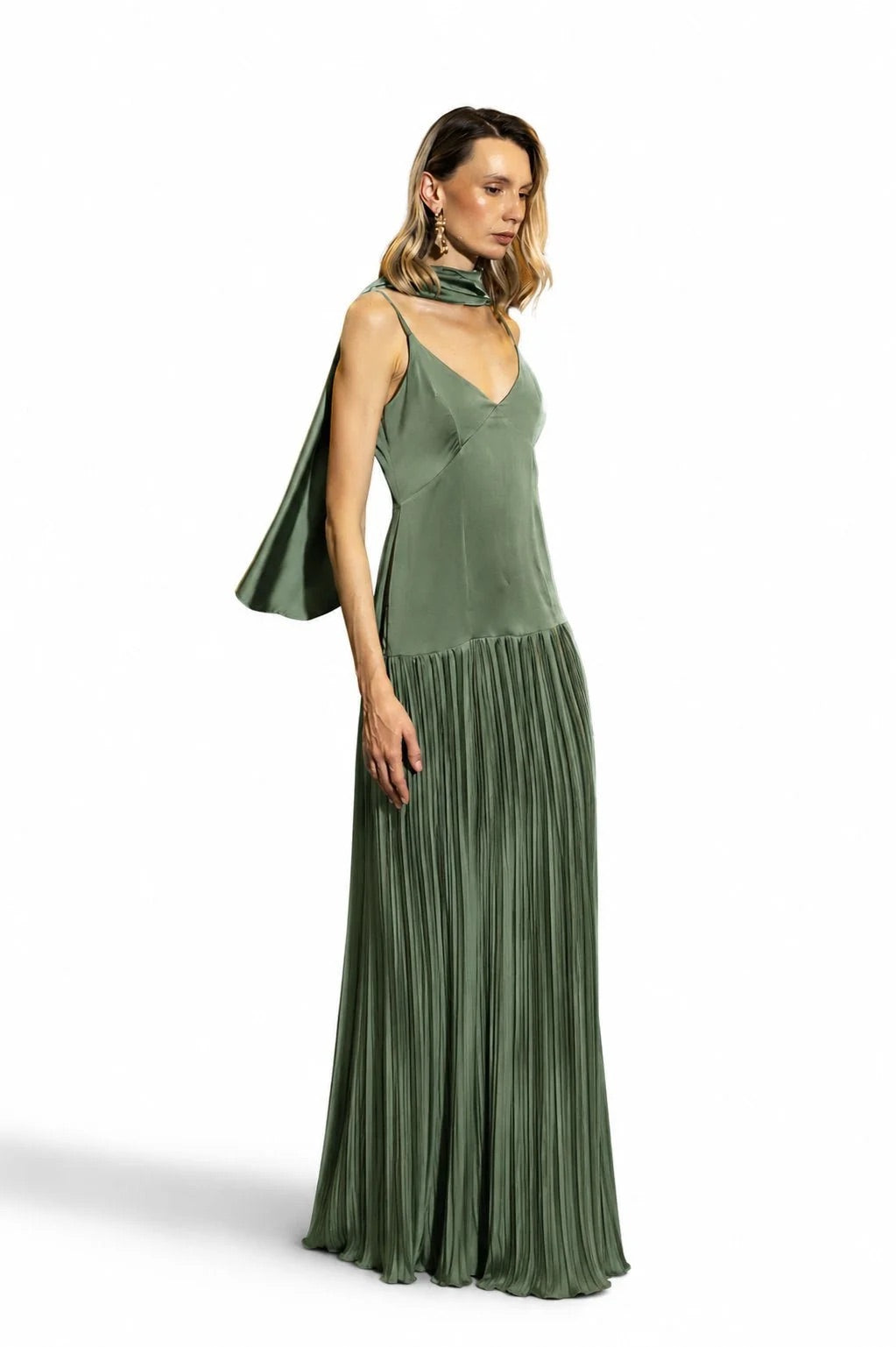 Vestido largo plisado para bodas y ocasiones especiales.