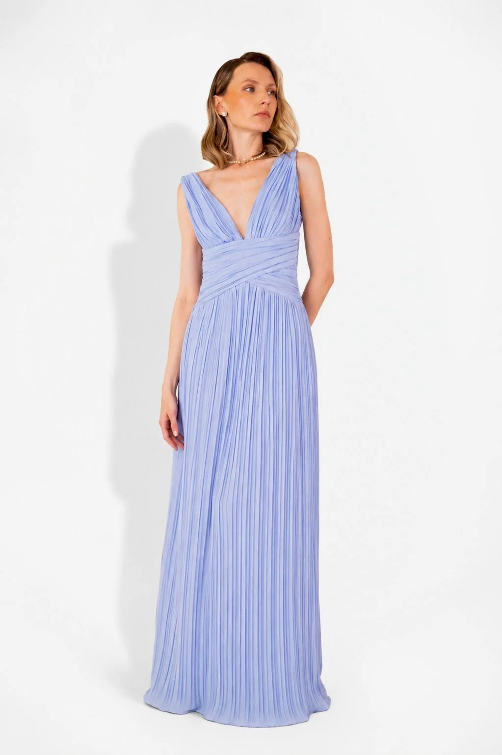 Vestido largo celeste con caída fluida y silueta femenina.