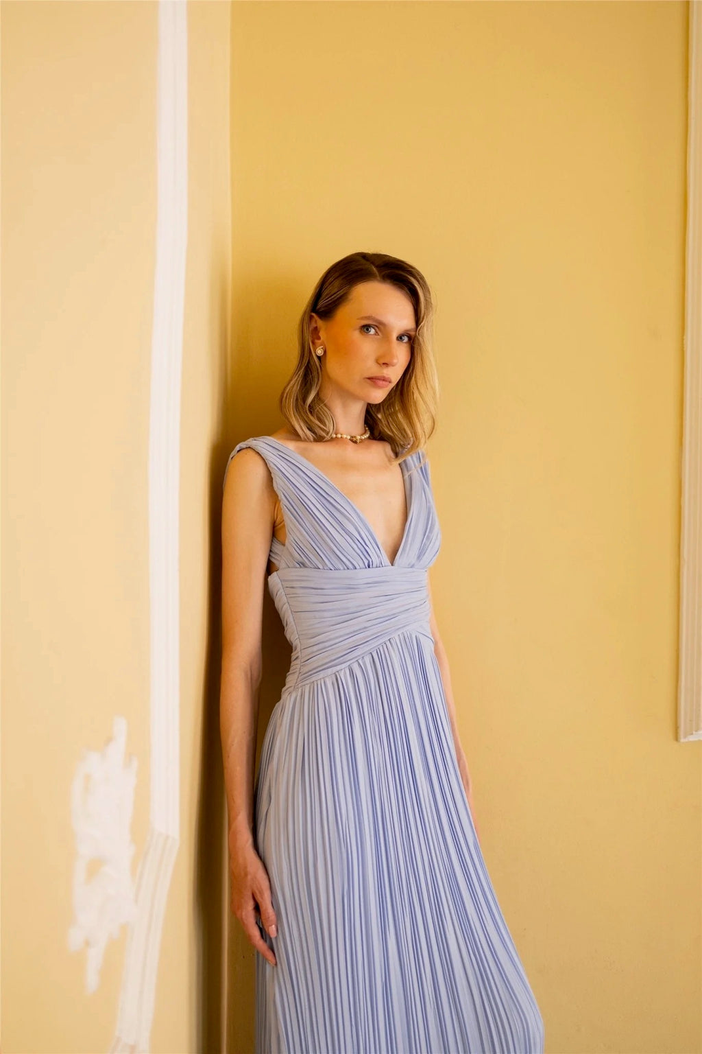 Vestido Myrna celeste largo con falda plisada y escote en V.