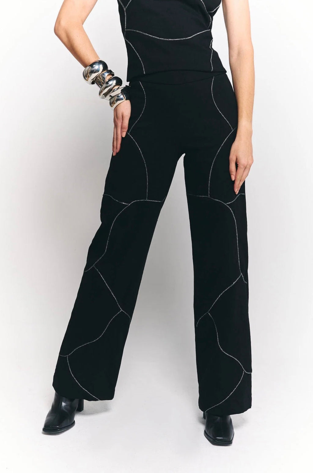 Pantalón Escala de pierna recta con detalles curvos en contraste.