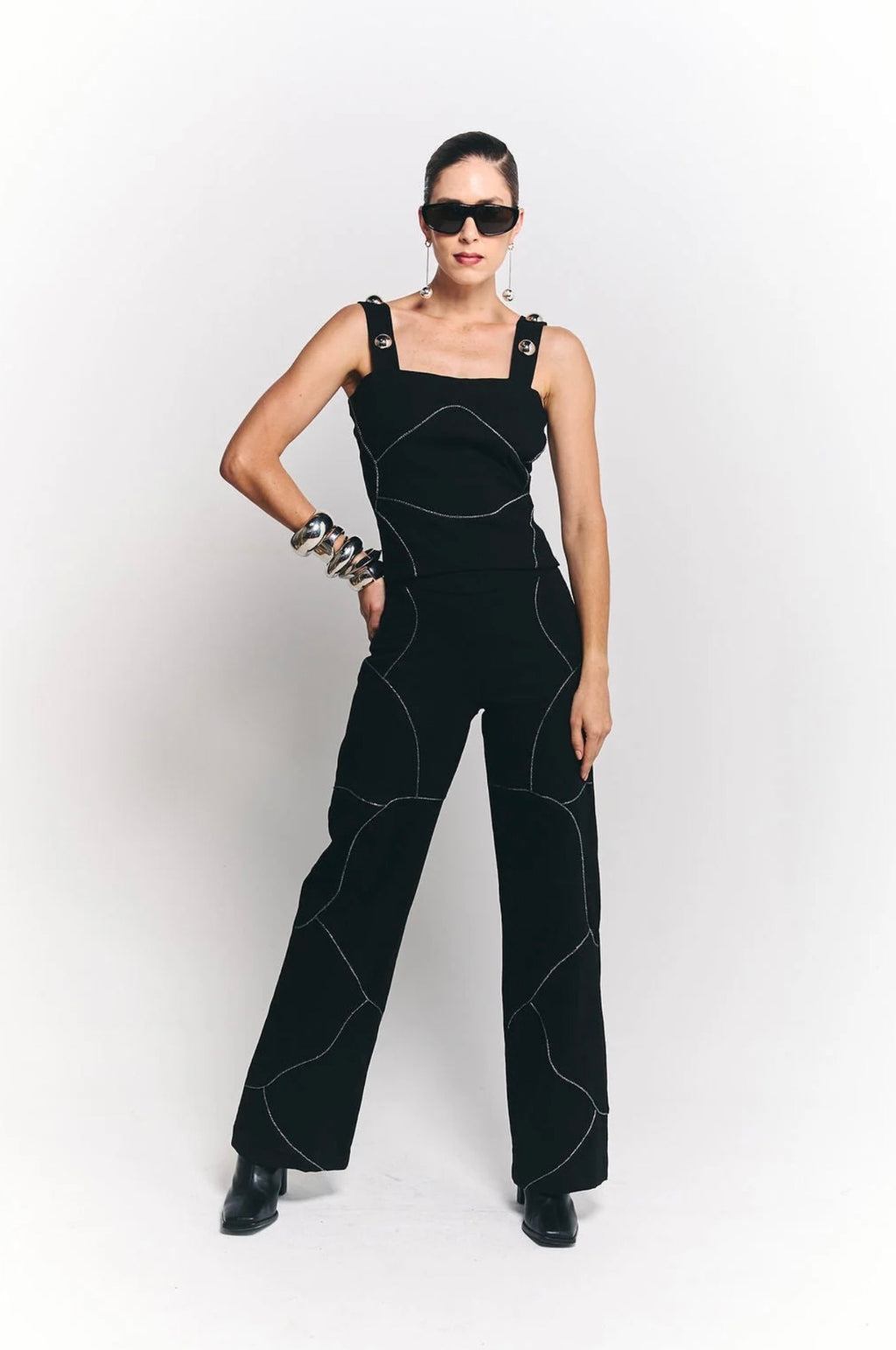 Set Escala en denim con top estructurado y pantalón de tiro alto.