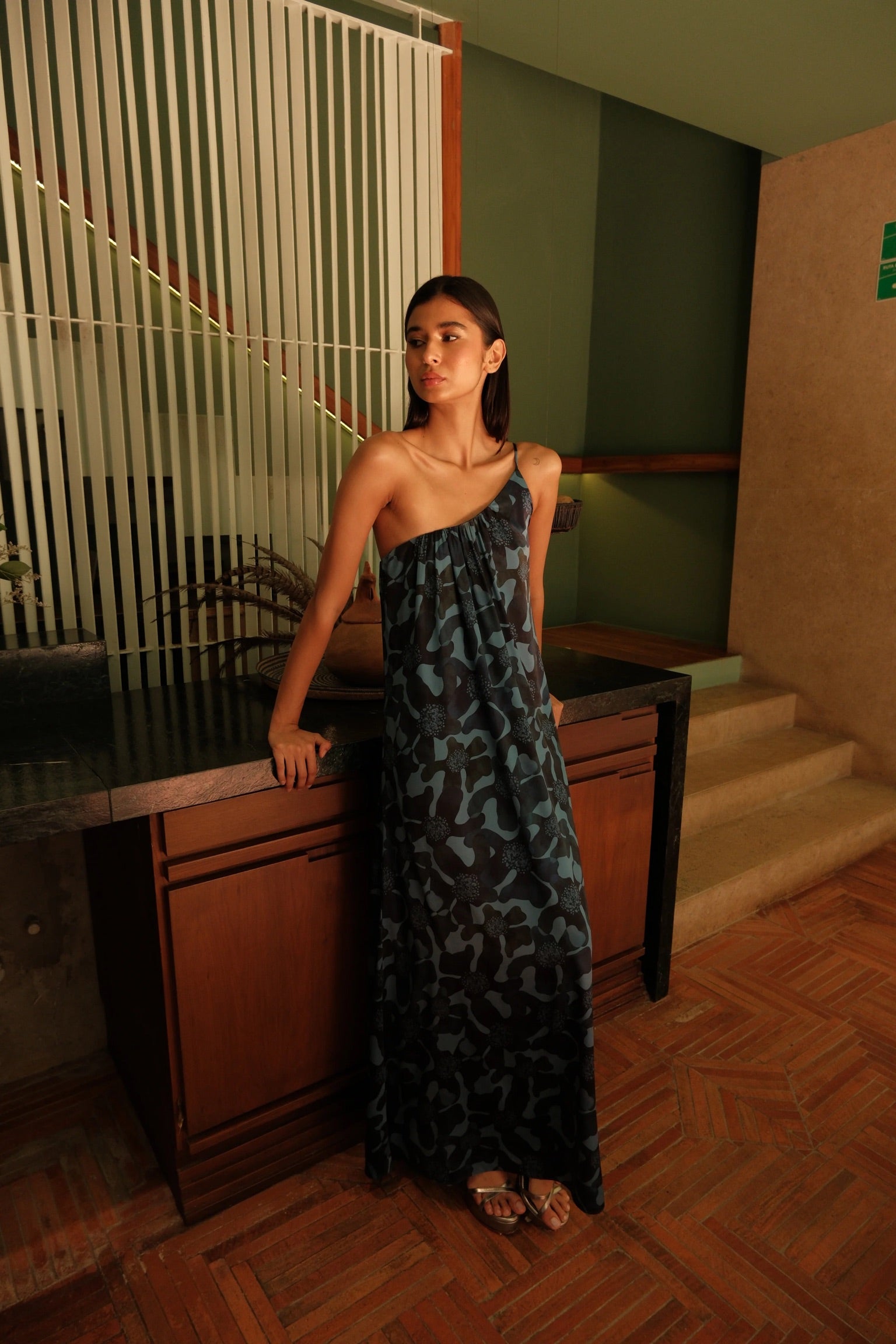 Vestido Inara largo azul con estampado orgánico y escote asimétrico de un hombro.