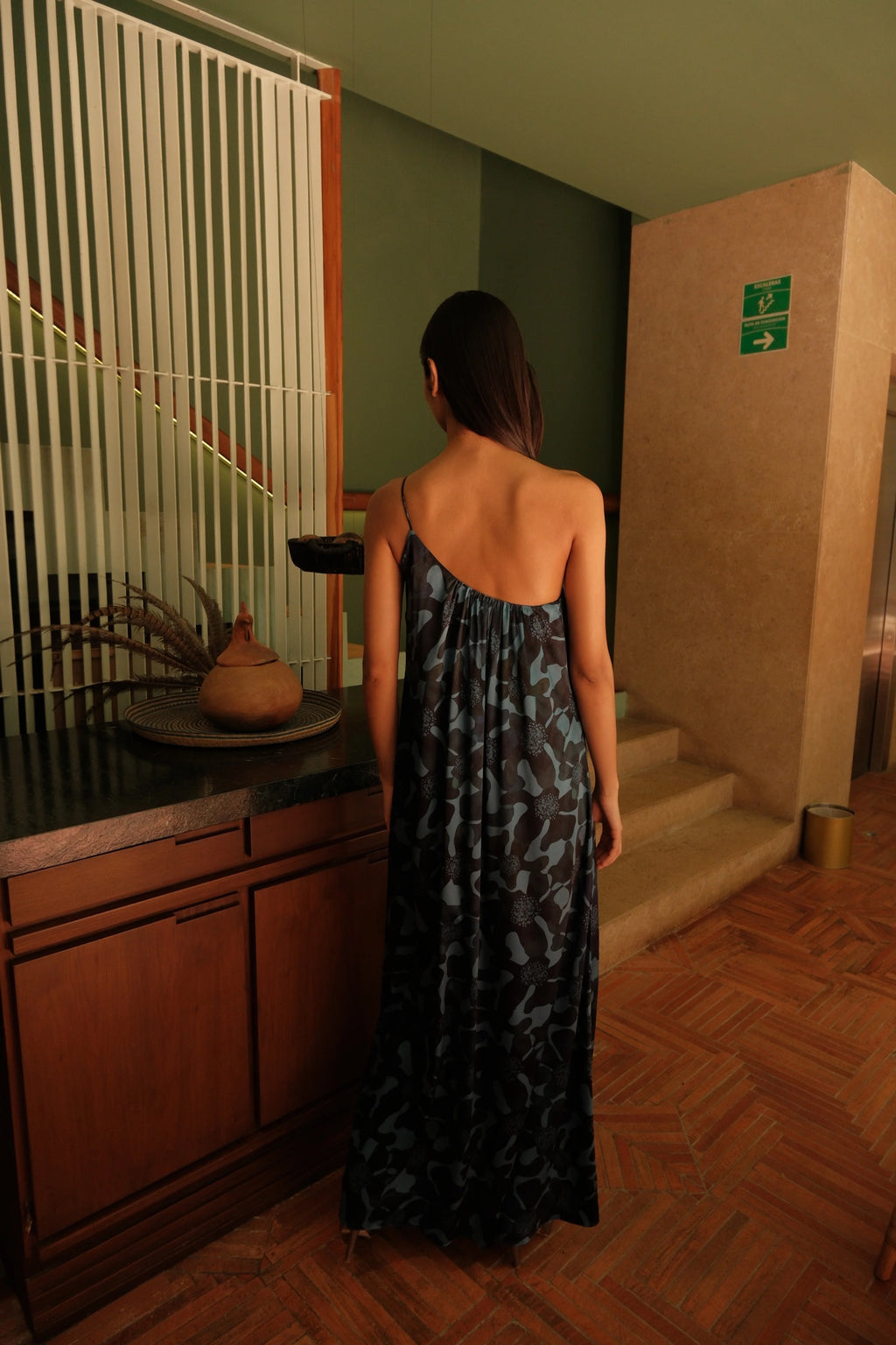 Vestido Inara largo azul con estampado orgánico y escote asimétrico de un hombro.