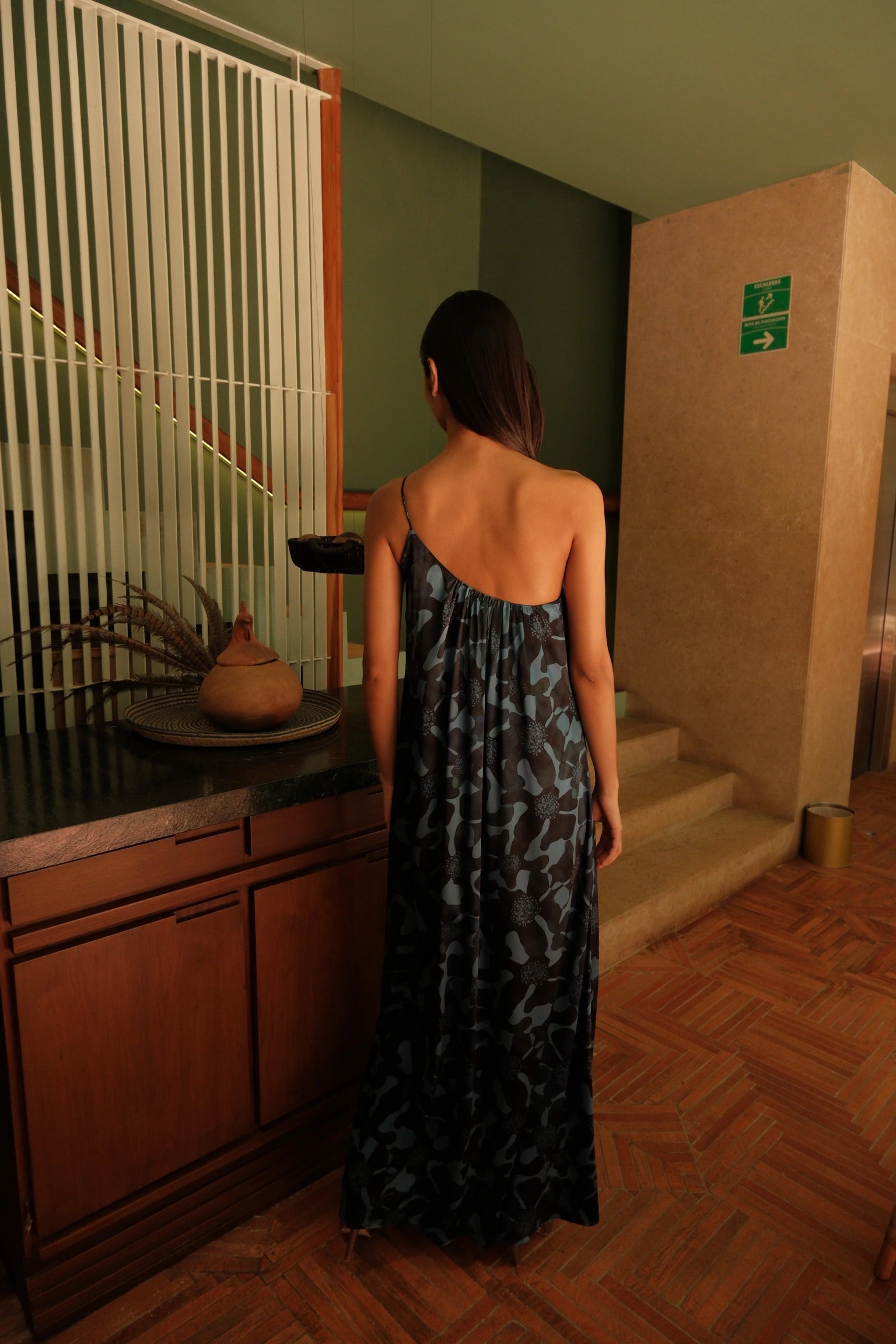 Vestido Inara largo azul con estampado orgánico y escote asimétrico de un hombro.