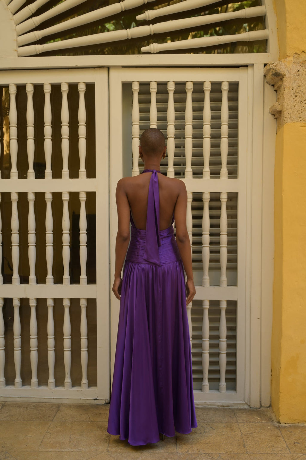 Vestido Cobalto azul con espalda descubierta, escote halter y silueta fluida
