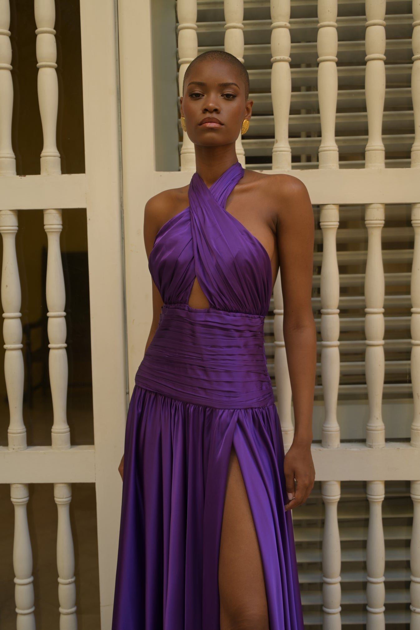 Vestido Cobalto azul con escote halter cruzado drapeado y falda larga con abertura lateral.
