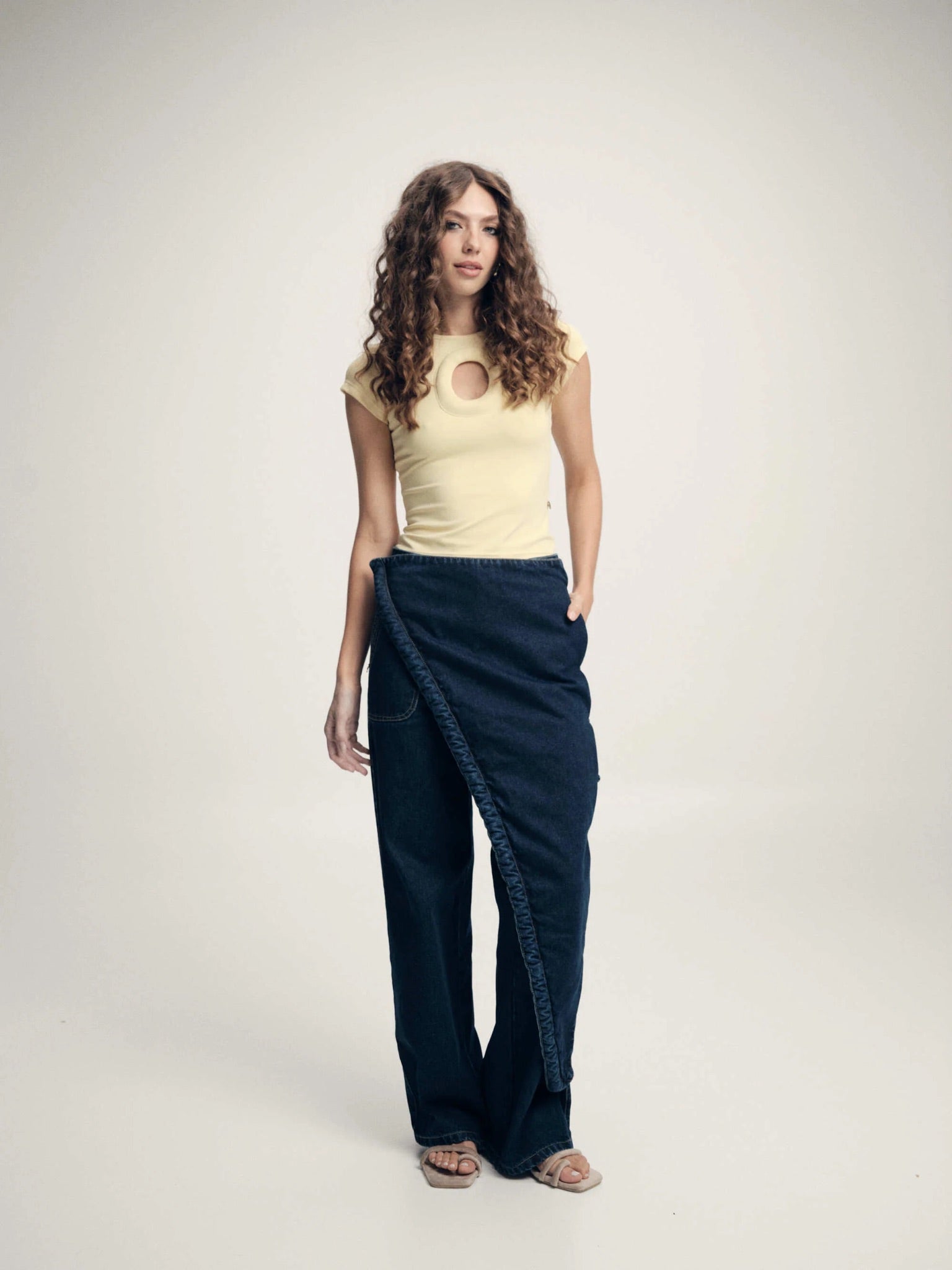 okavara jean denim con capa cruzada removible look completo
