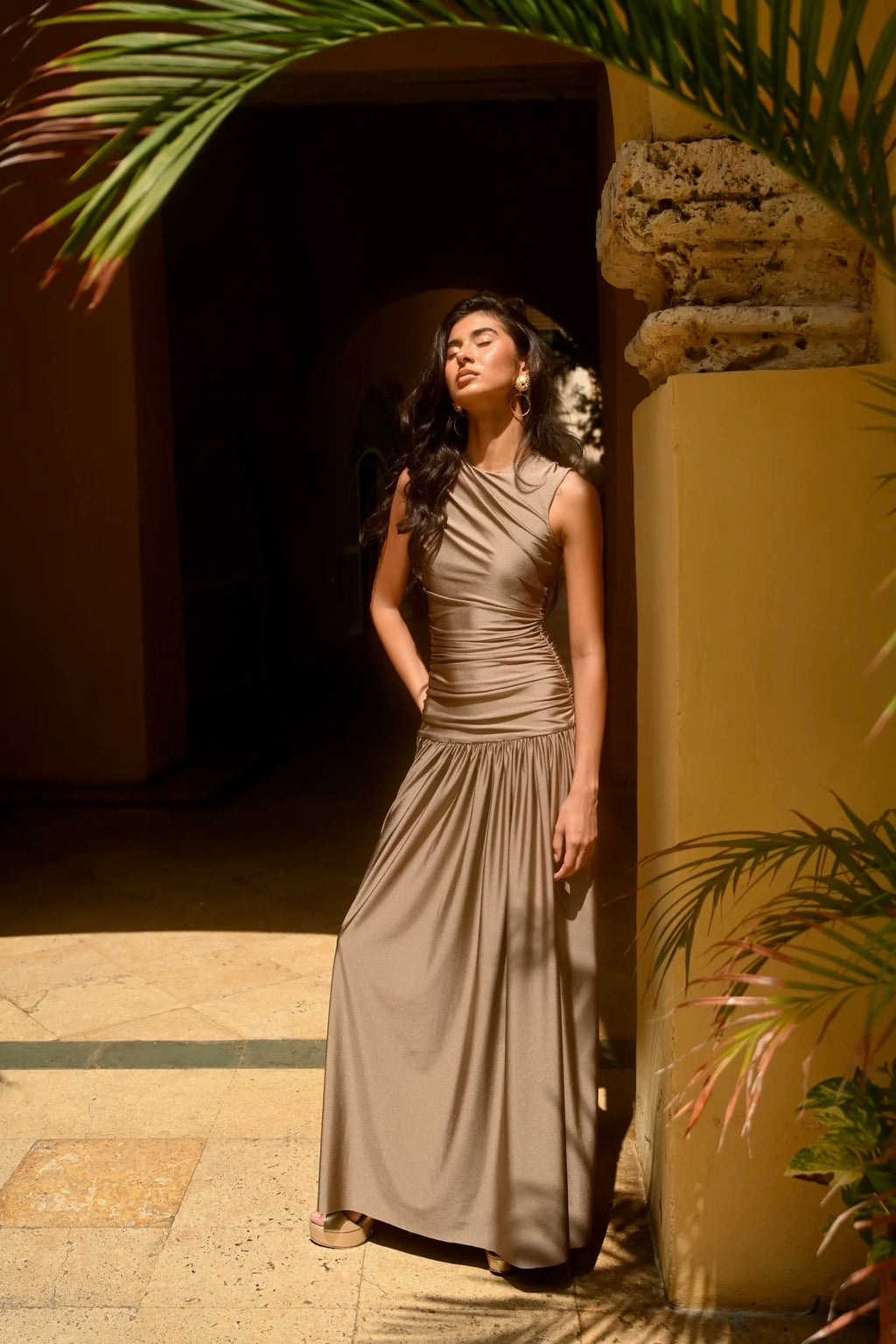 Éter Dress Lycra Taupe vestido largo con cuello alto drapeado y falda fluida
