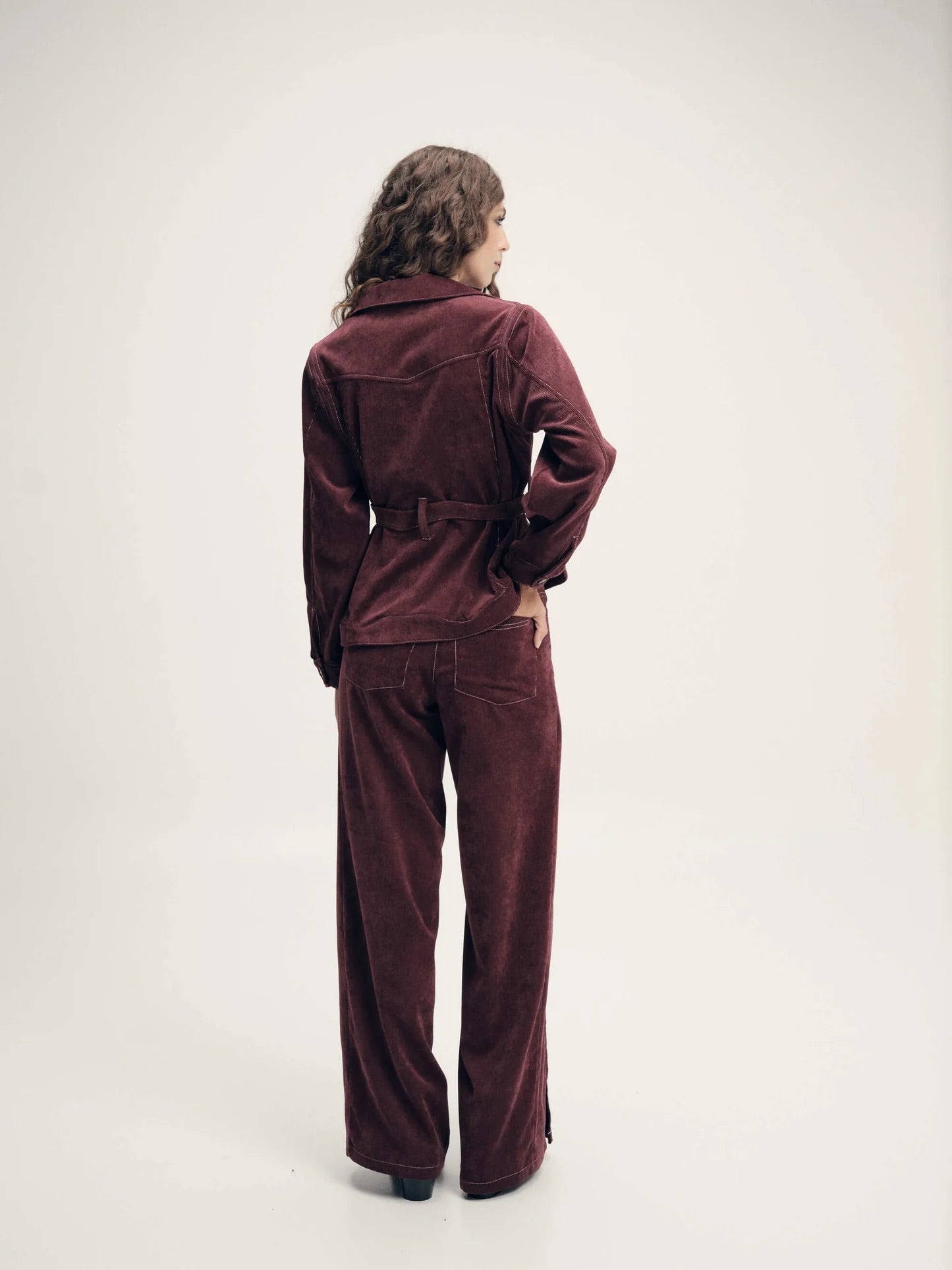 pantalón elegante mujer caída estructurada diseño latinoamericano