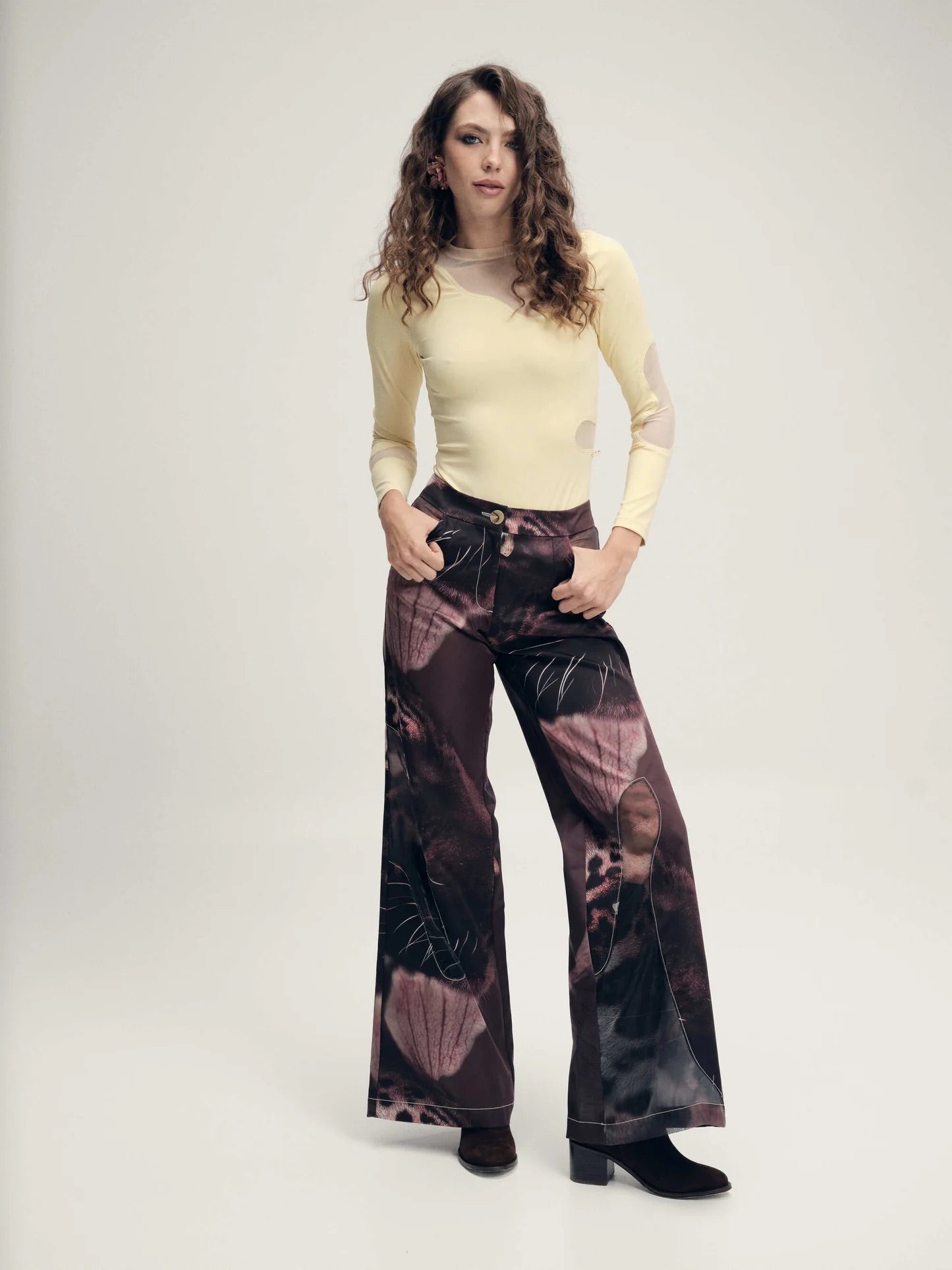rhombifer bodysuit combinado con pantalón estampado look editorial