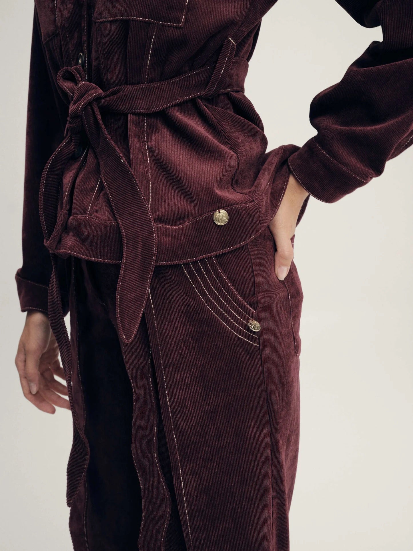detalle textura tipo corduroy viboraire pant  tono vino