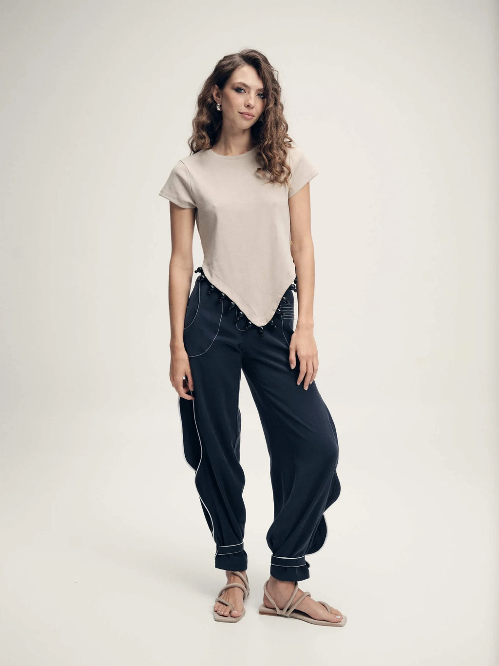 Detalle pantalón versátil con bota ajustable mujer