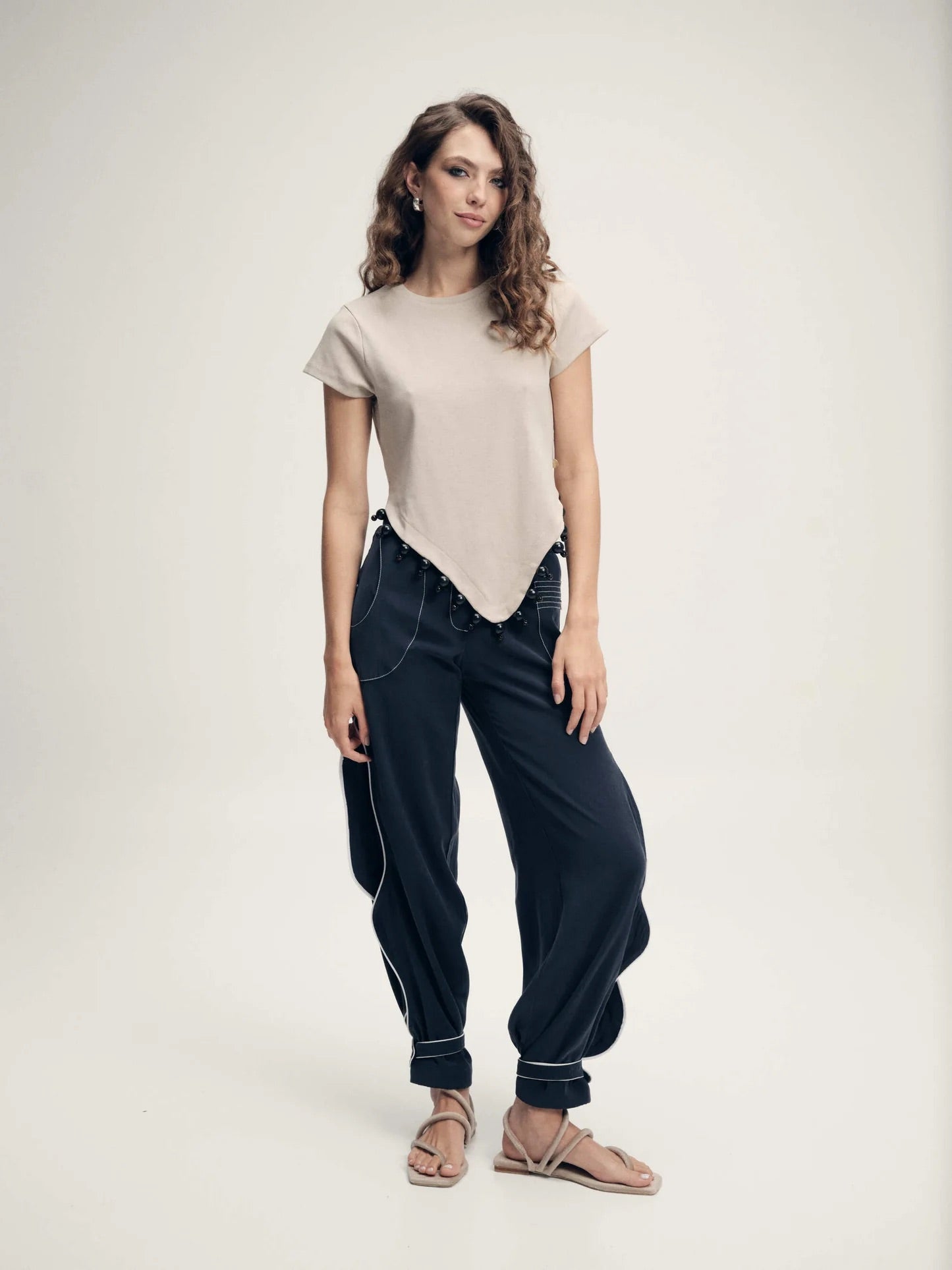 Detalle pantalón versátil con bota ajustable mujer