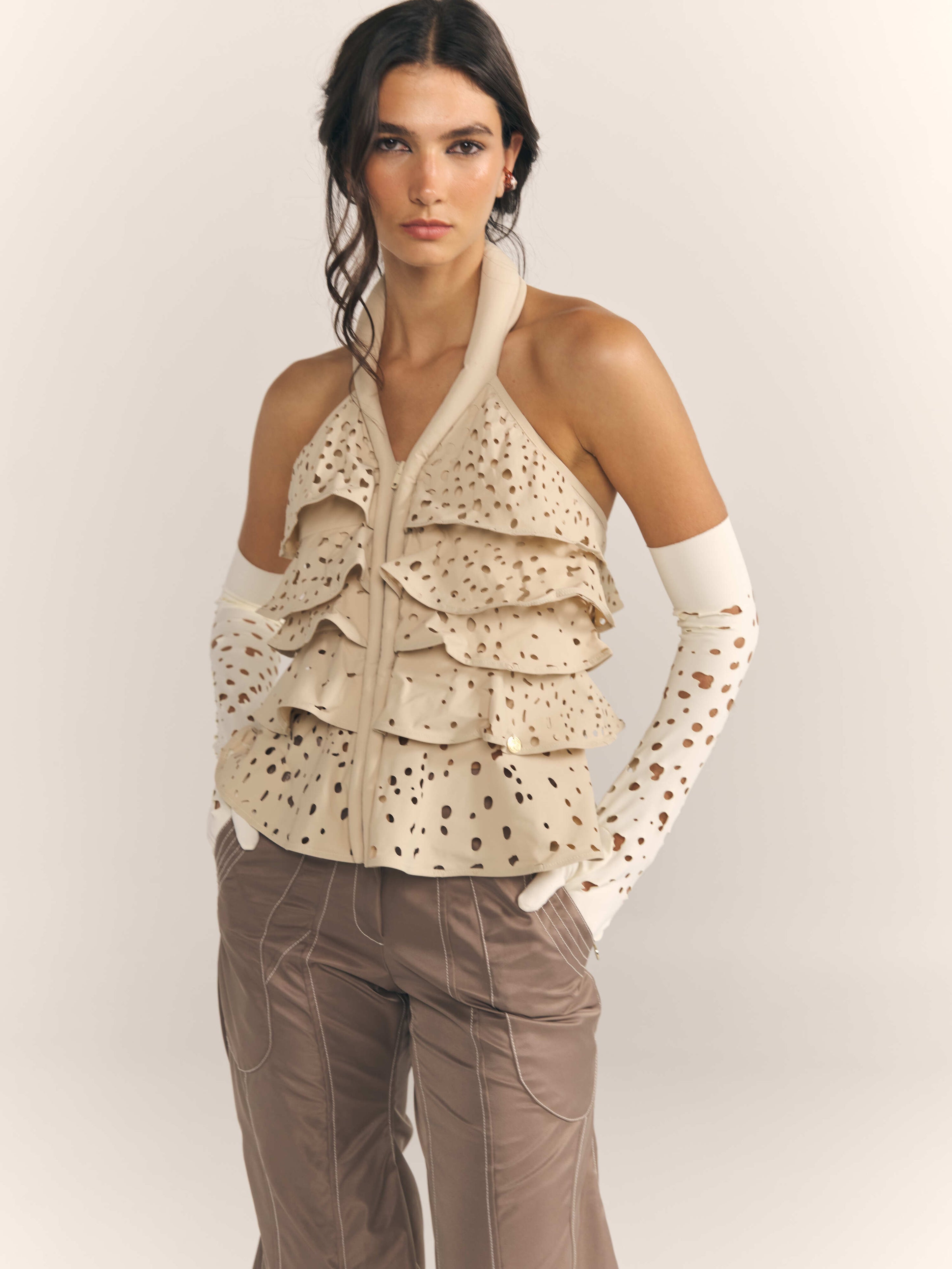 Narwhal Top nude con cuello halter y capas superpuestas.