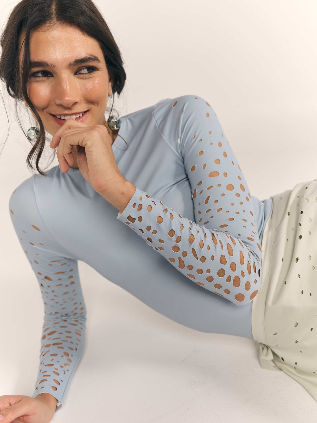 Sea Foam Body color baby blue con mangas de corte láser.