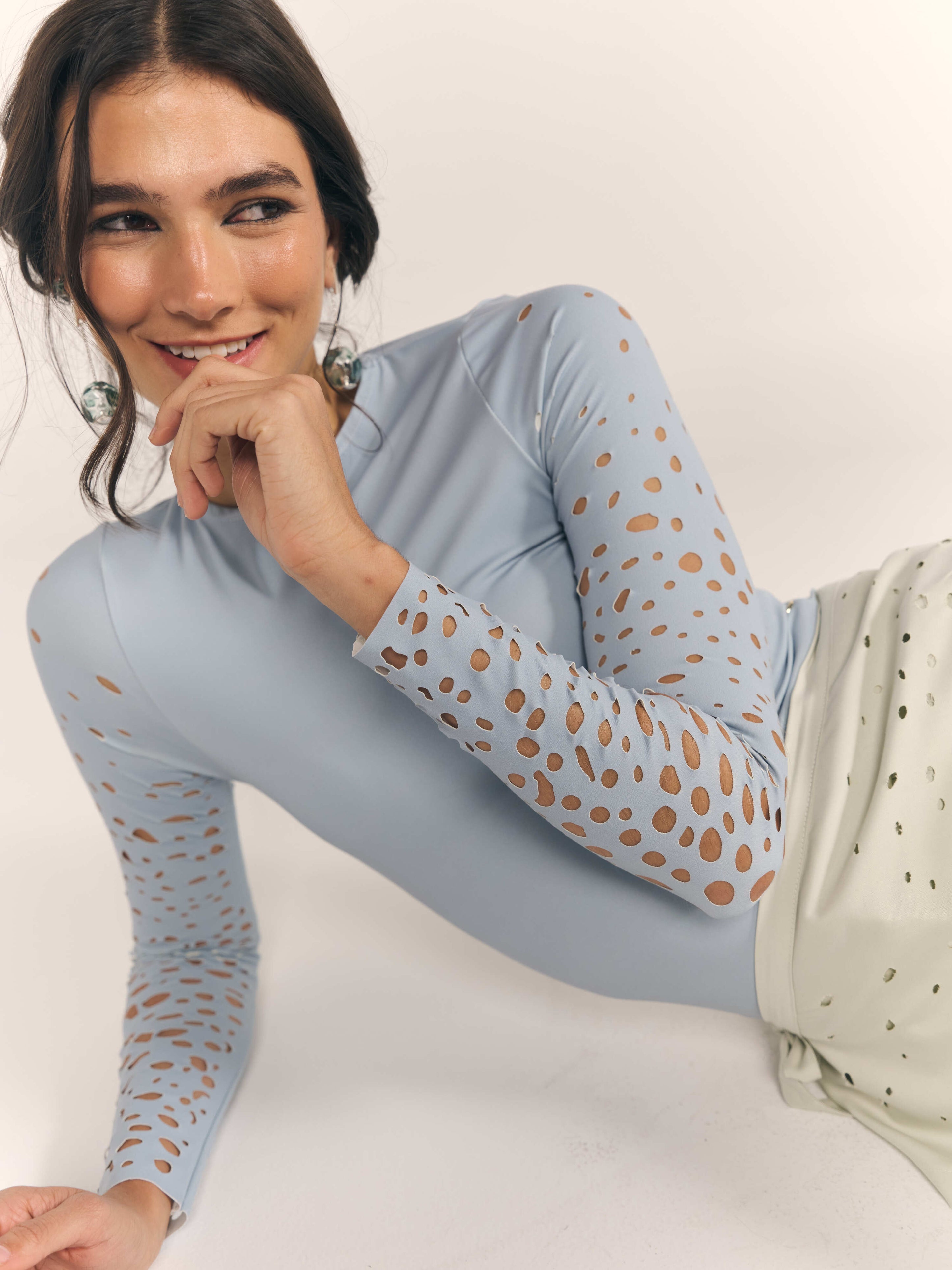 Sea Foam Body color baby blue con mangas de corte láser.