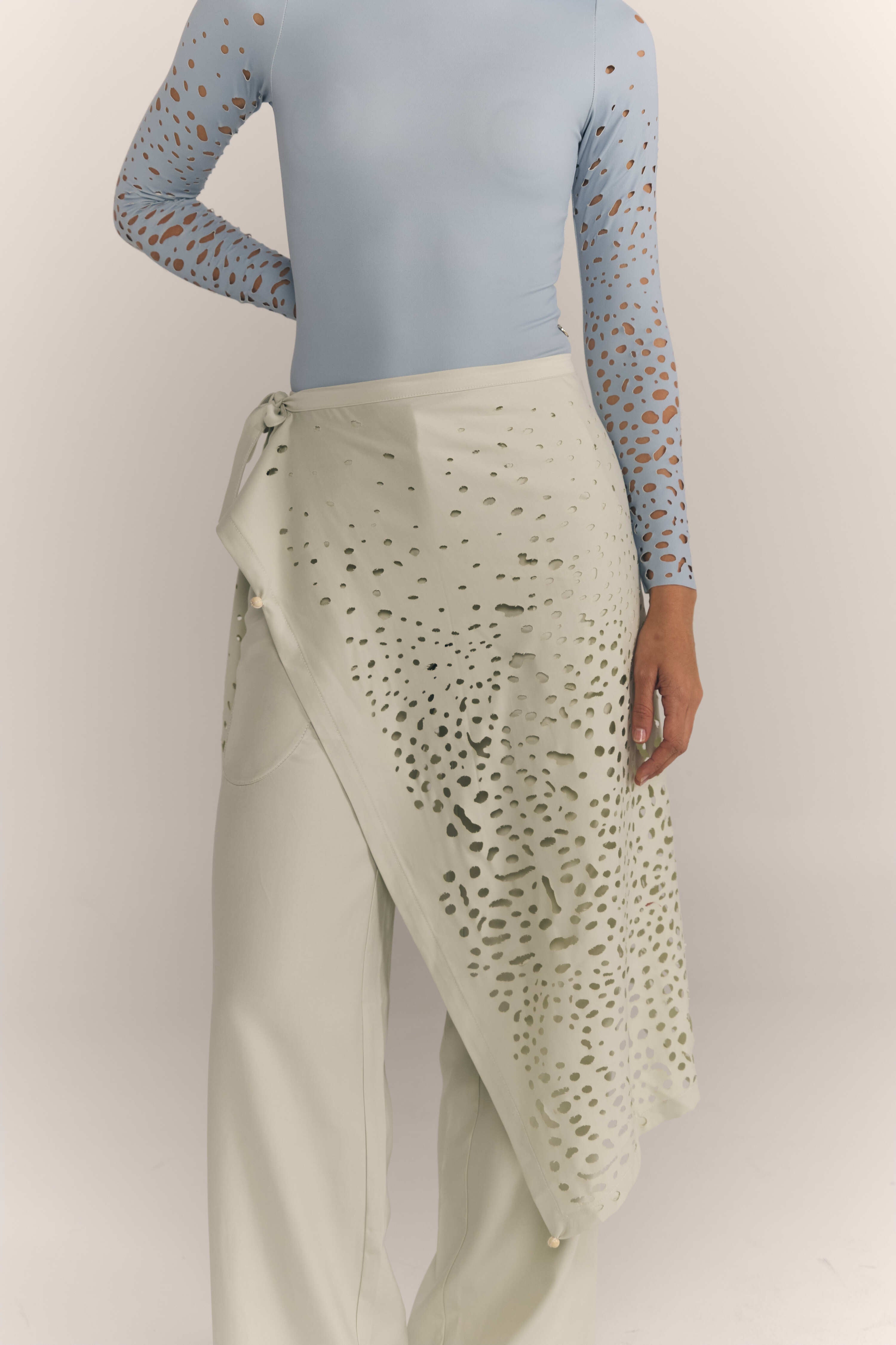 Sea Foam Pant verde agua con sobretodo multifuncional.