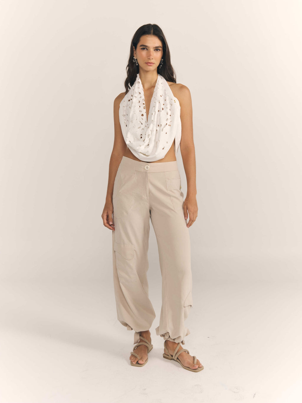 Trapezoida Pant con ruedo ajustado.