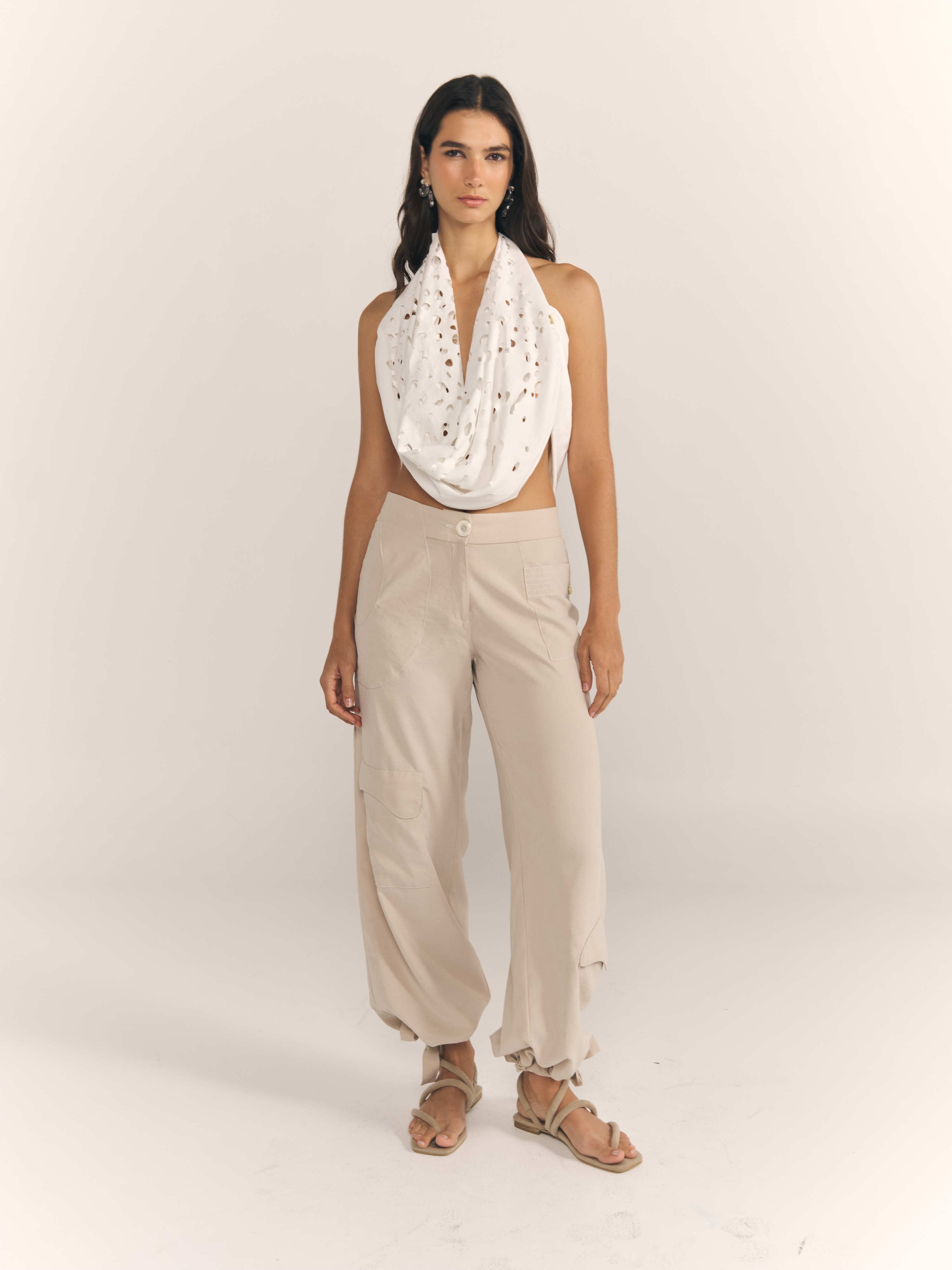 Trapezoida Pant con ruedo ajustado.