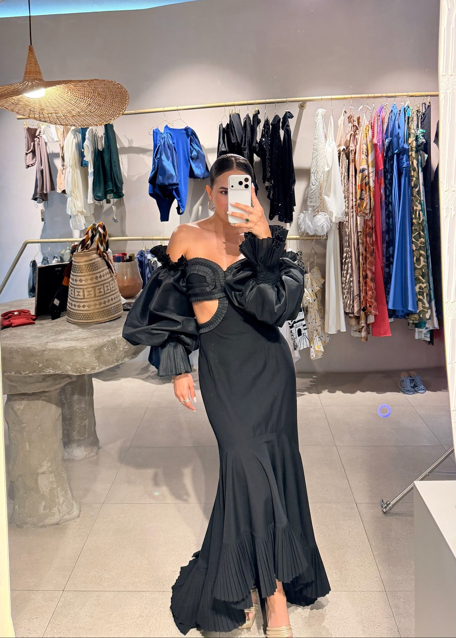 Vestido negro perteneciente a The Statement Edit de Žena.