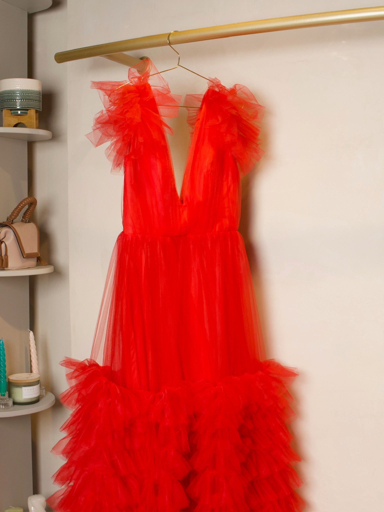 Vestido largo de tul rojo con escote profundo en V