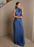 Vestido Rihanna azul cobalto con cuello alto y falda plisada