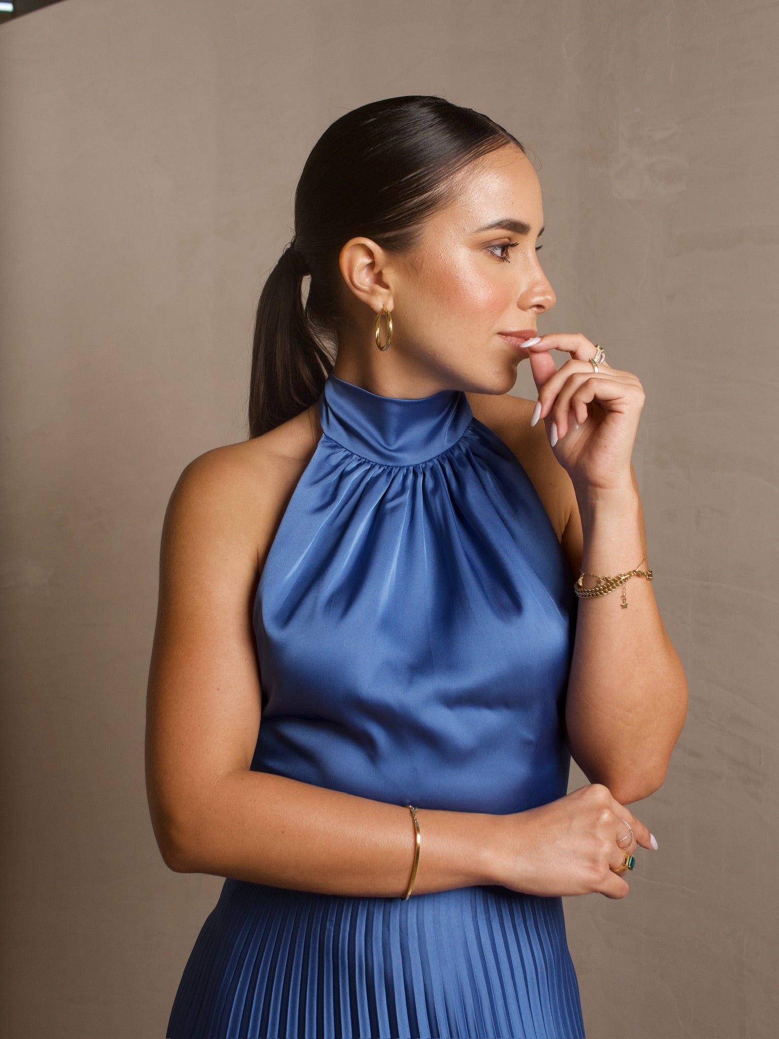 Vestido largo plisado en tono azul cobalto