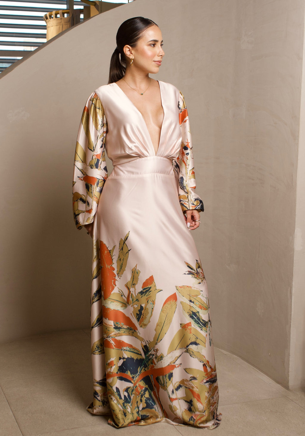 Vestido Karina Palmeras largo satinado con escote profundo en V
