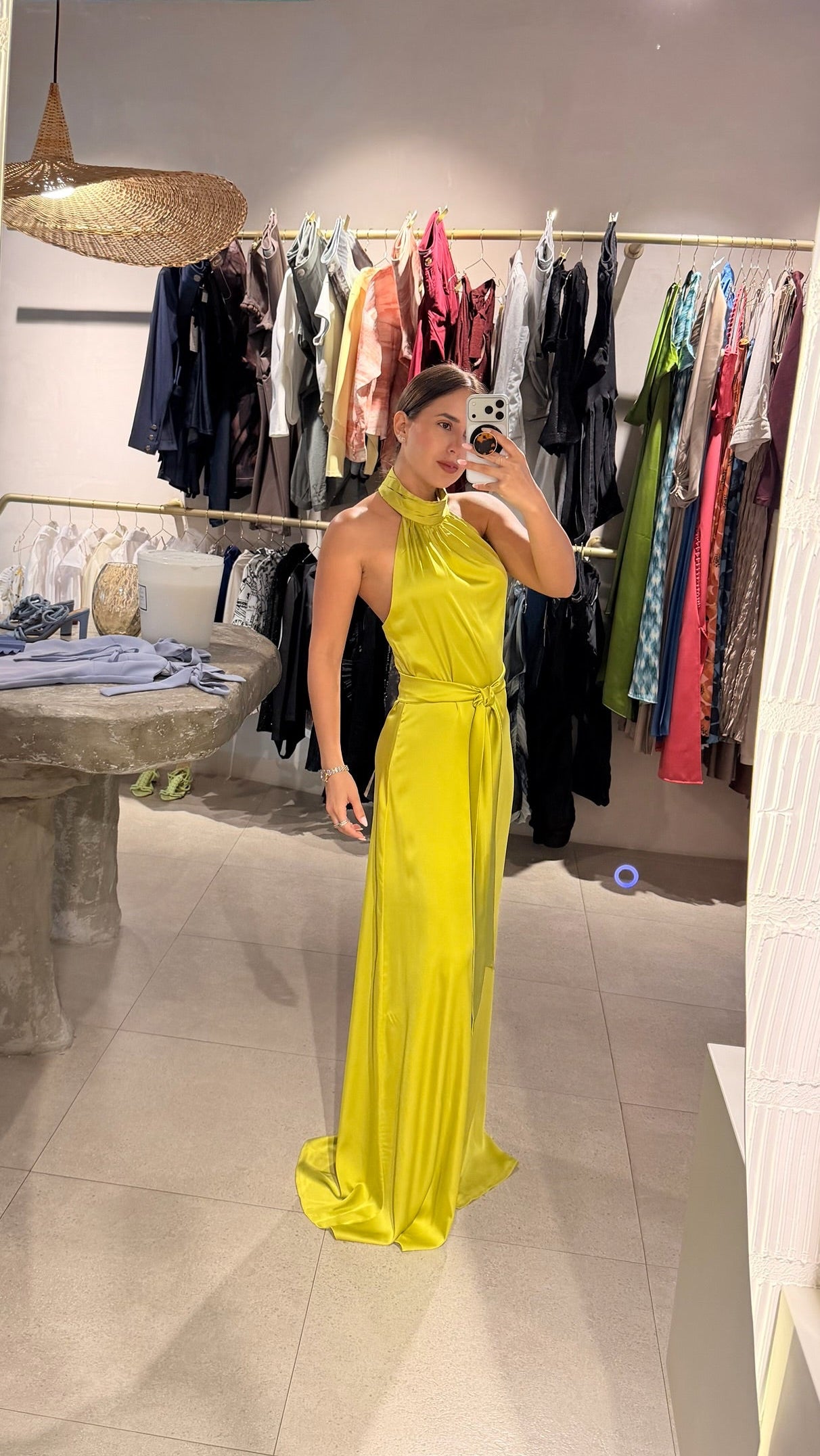 Vestido largo halter en tono verde lima para ocasiones especiales
