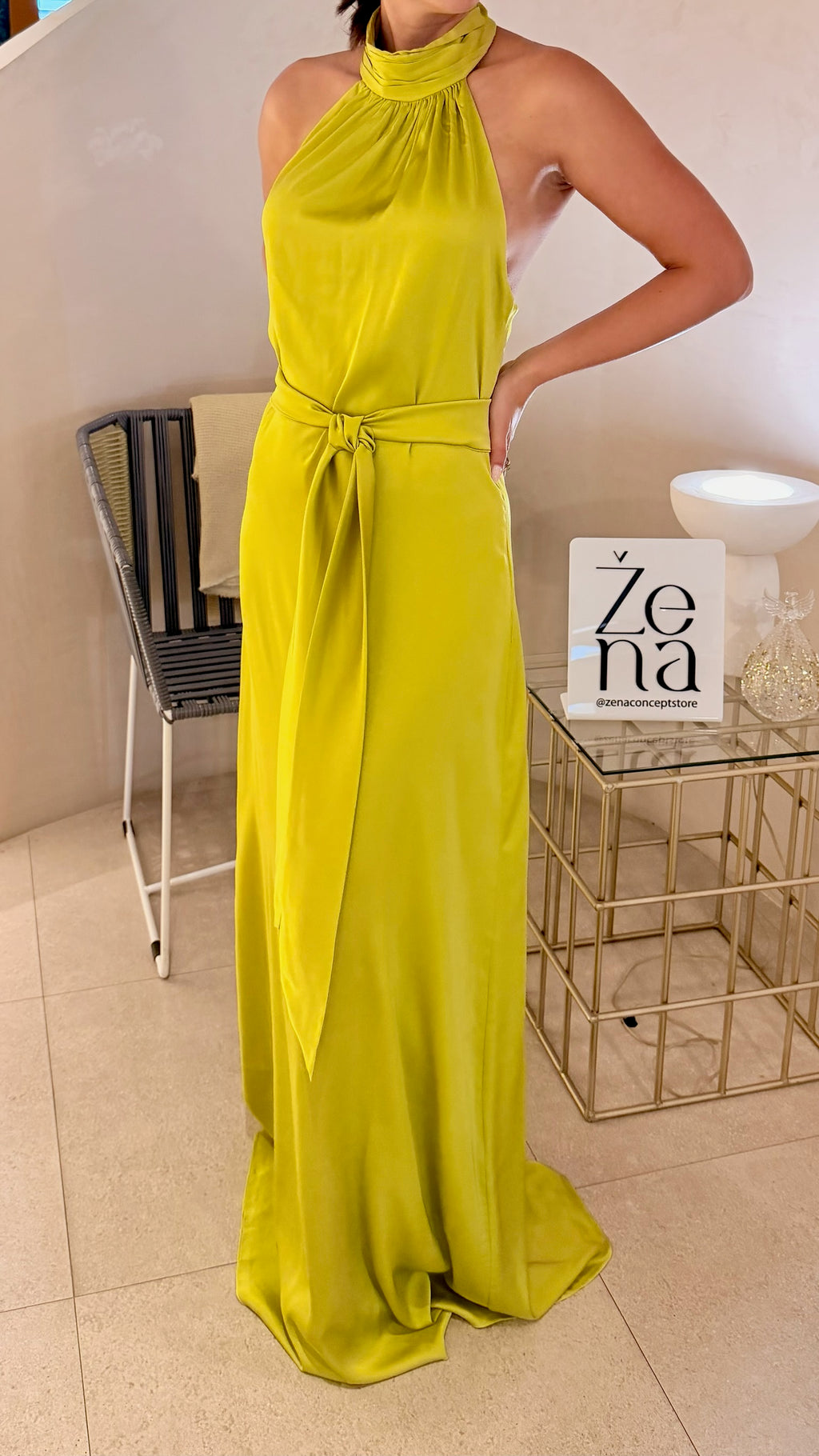 Silueta fluida y elegante del Vestido Rosalyne en Žena Concept Store