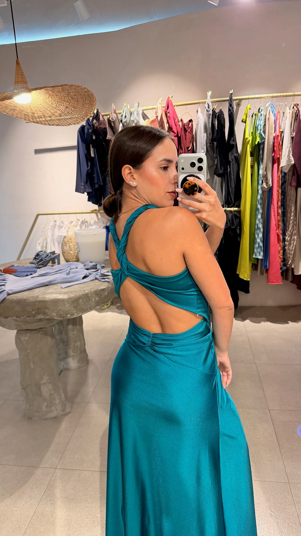 Espalda descubierta con detalle cruzado en Vestido Carinne verde