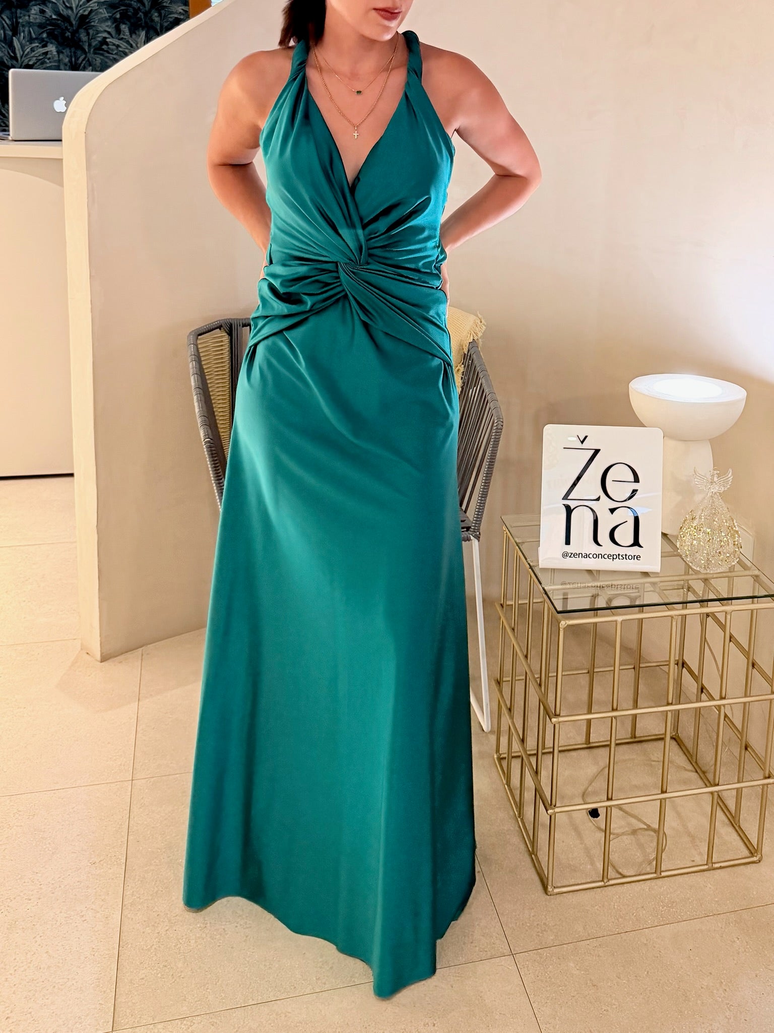Vestido Carinne verde en lycra con drapeado y escote profundo