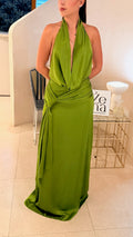 Vestido largo verde con escote profundo y drapeados laterales