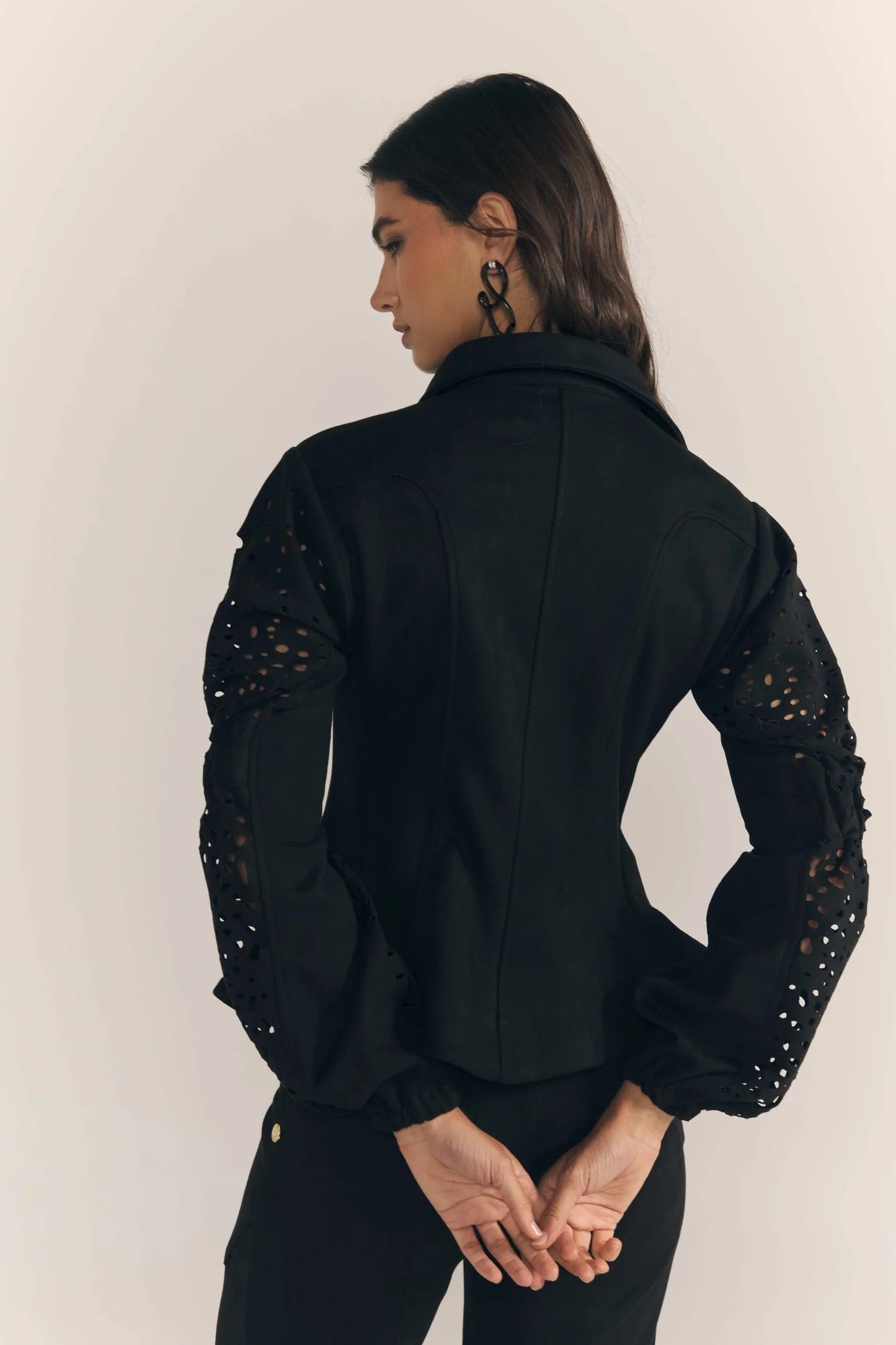 Chaqueta negra contemporánea disponible en Žena Concept Store