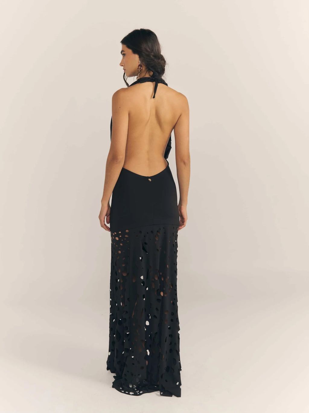 Vestido Zifio negro con detalles láser y silueta estilizada