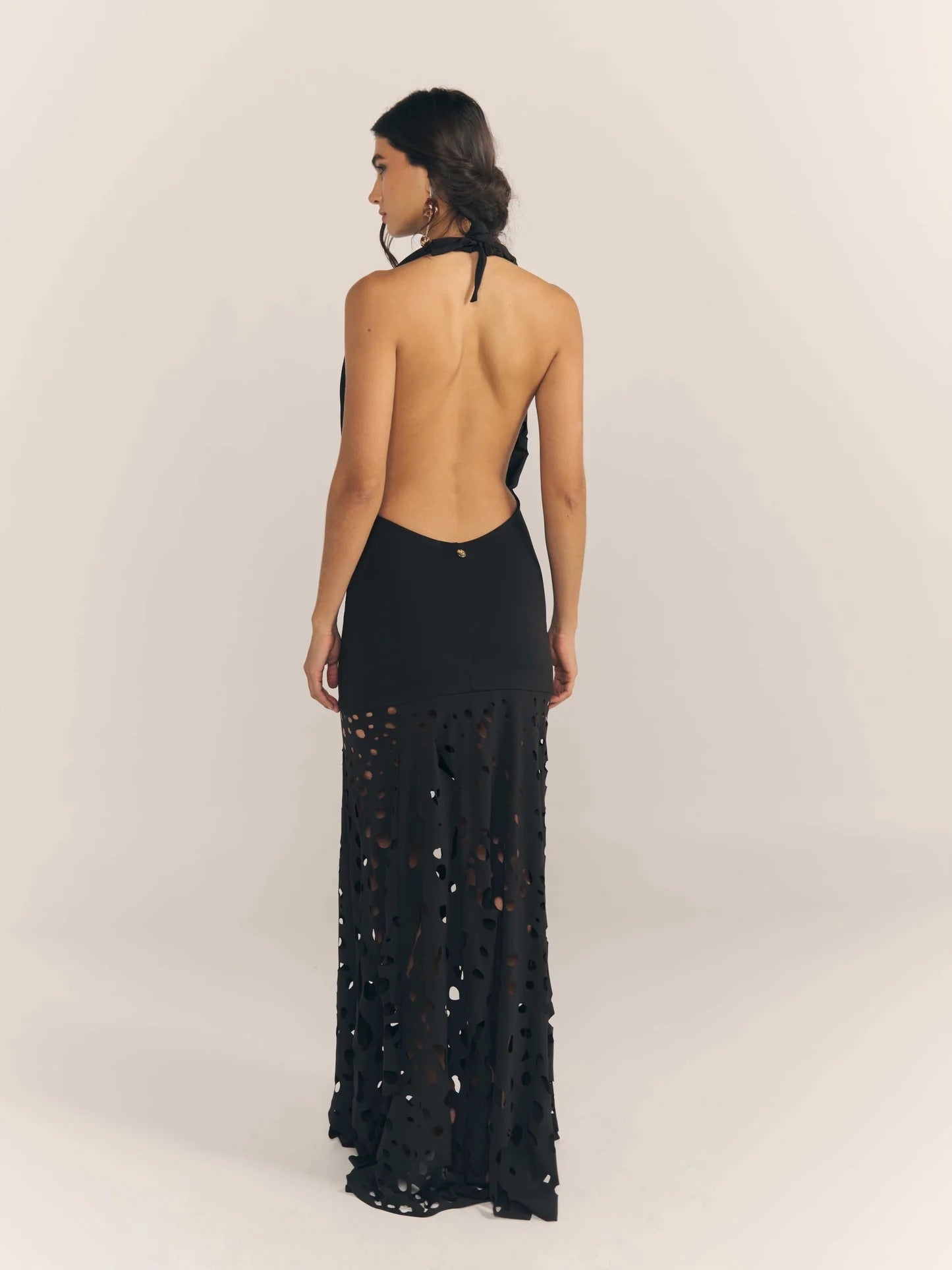 Vestido Zifio negro con detalles láser y silueta estilizada