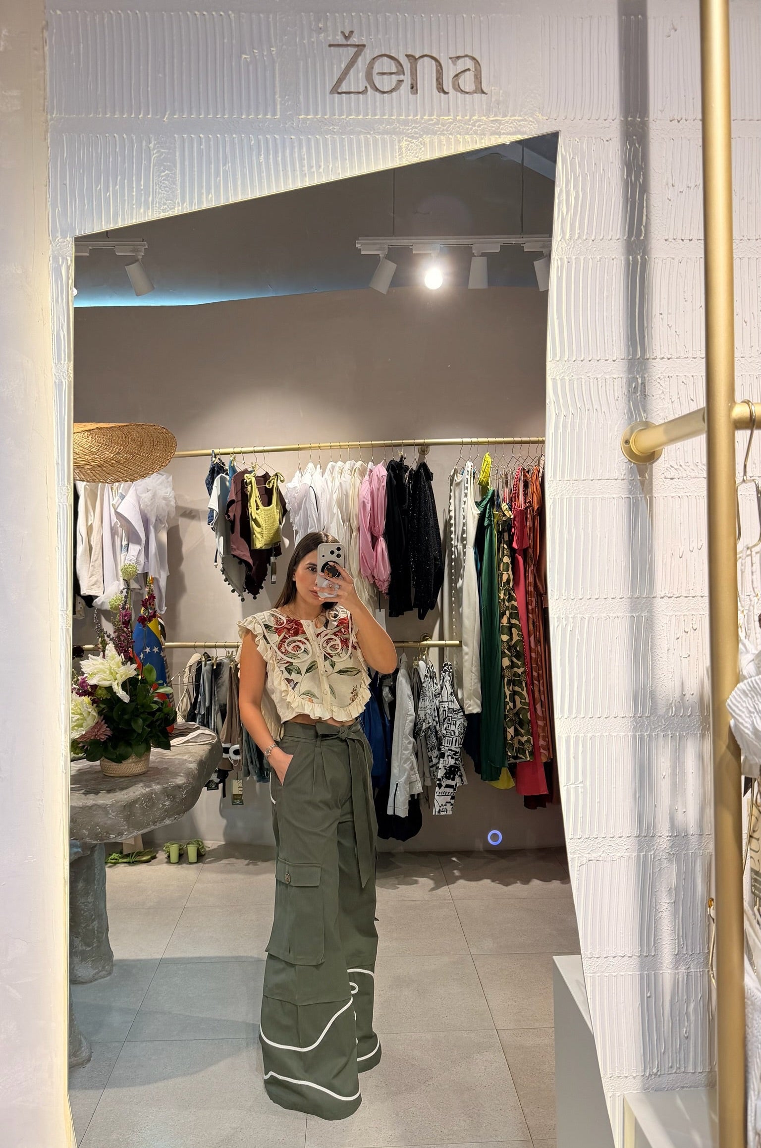 Leona Pant color verde con cinturón, bolsillos cargo y detalles bordados en cordón.