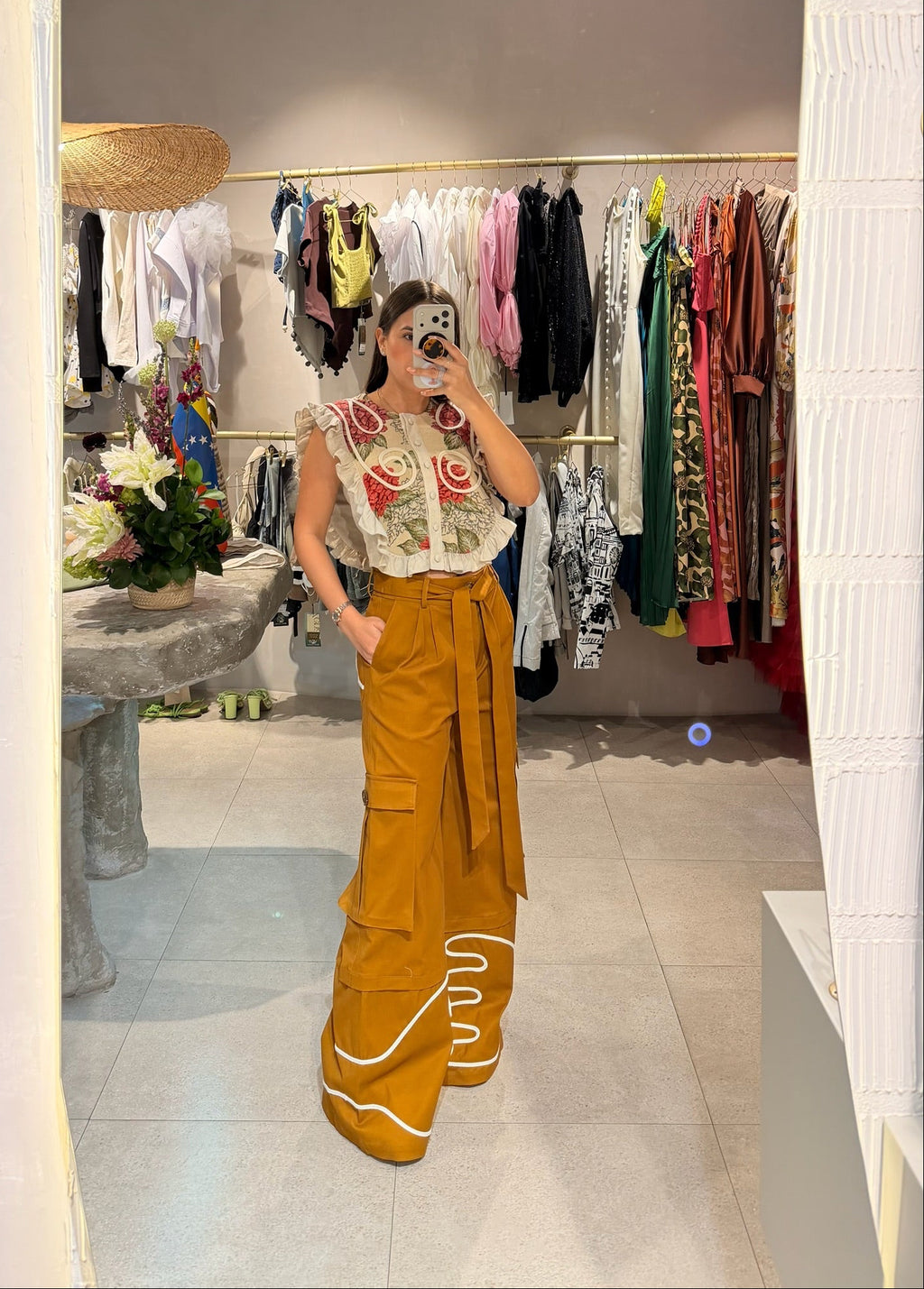 Leona Pant disponible en colores mostaza y verde en Žena Concept Store.