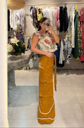 Leona Pant color mostaza con cinturón, bolsillos cargo y detalles bordados en cordón.