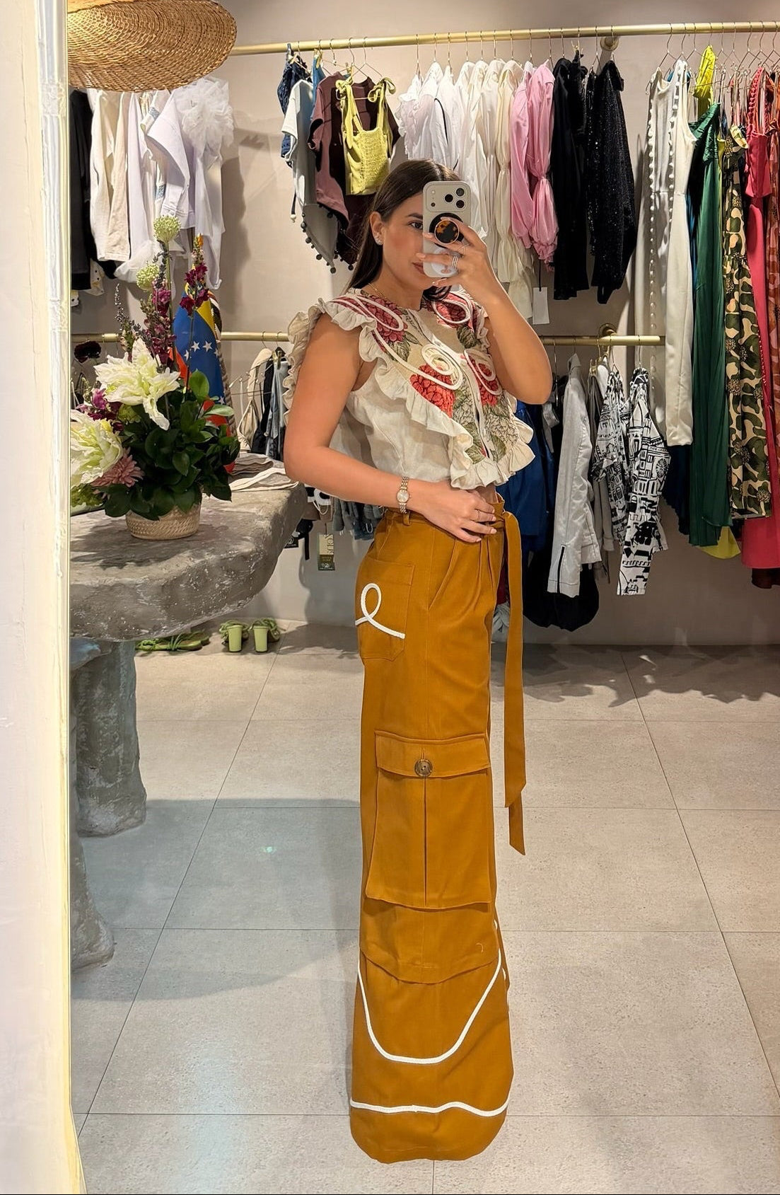 Leona Pant color mostaza con cinturón, bolsillos cargo y detalles bordados en cordón.
