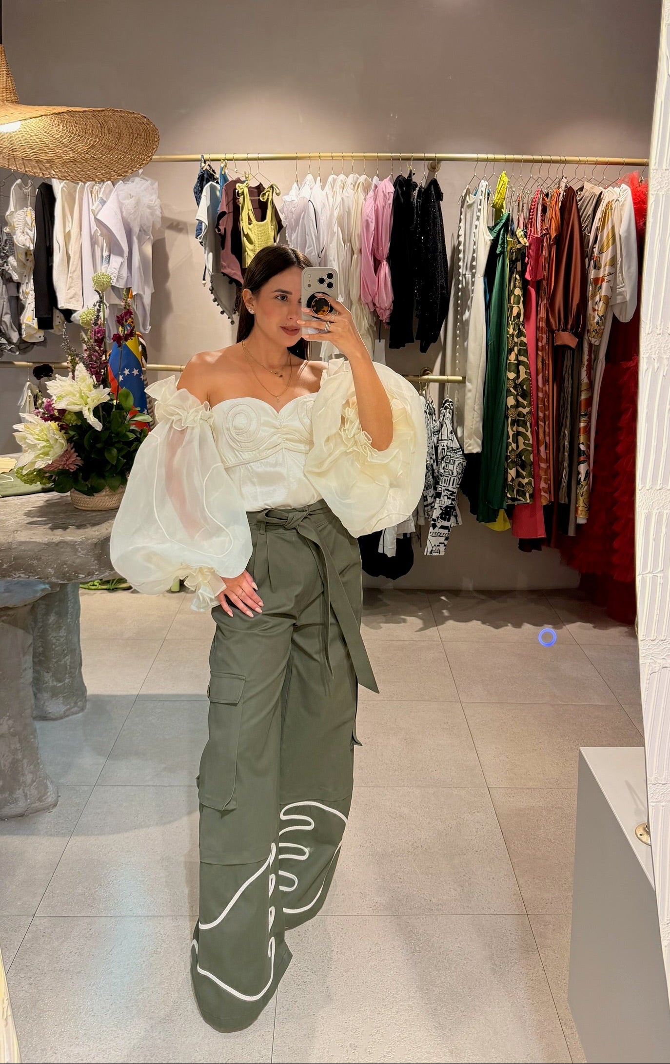 Leona Pant verde combinado con Leticia Top para un look elaborado.