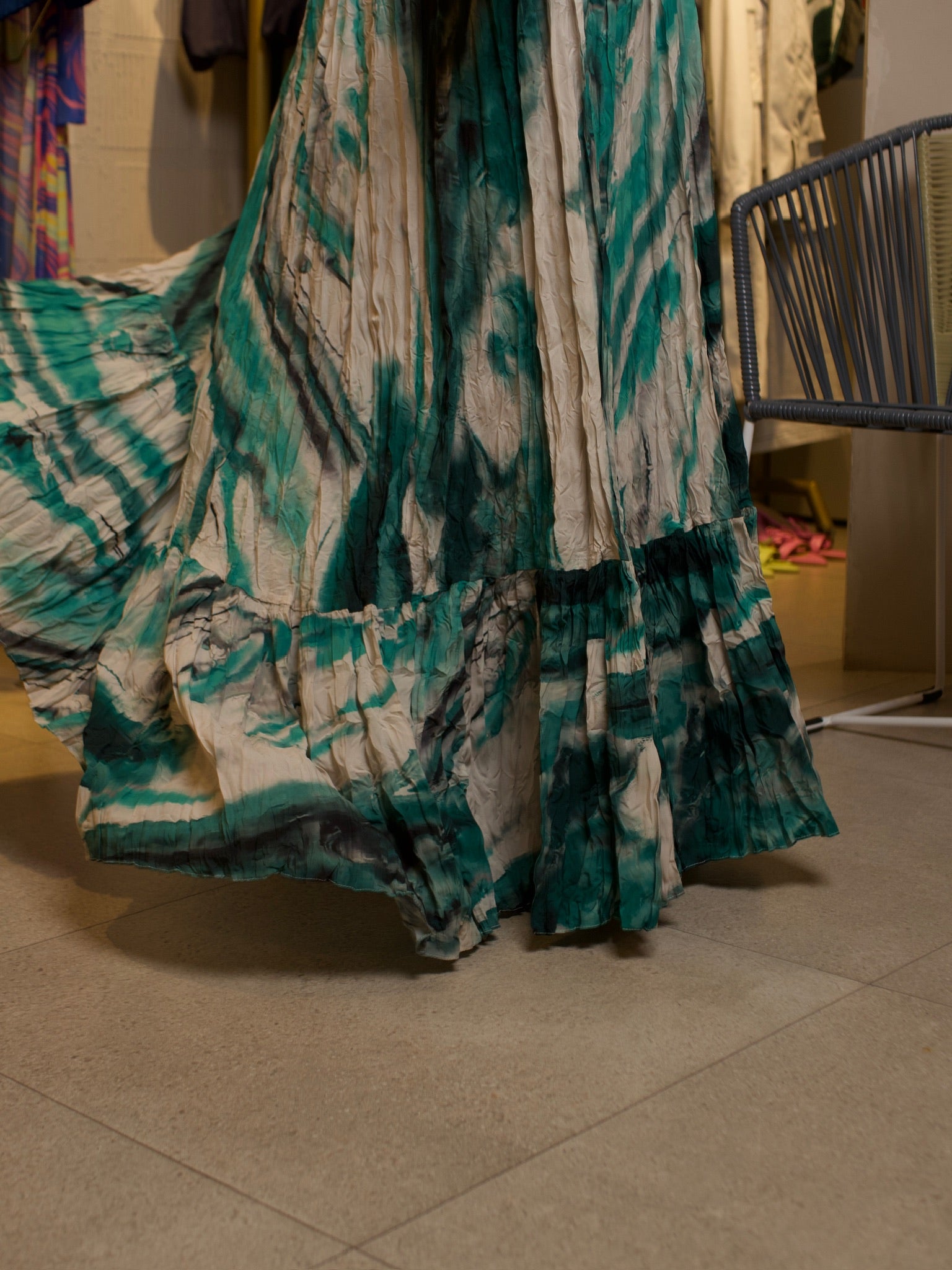 Hathor Dress largo en tono verde con escote halter y textura arrugada de caída fluida.
