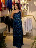 Vestido Inara largo azul con estampado orgánico y escote asimétrico de un hombro.